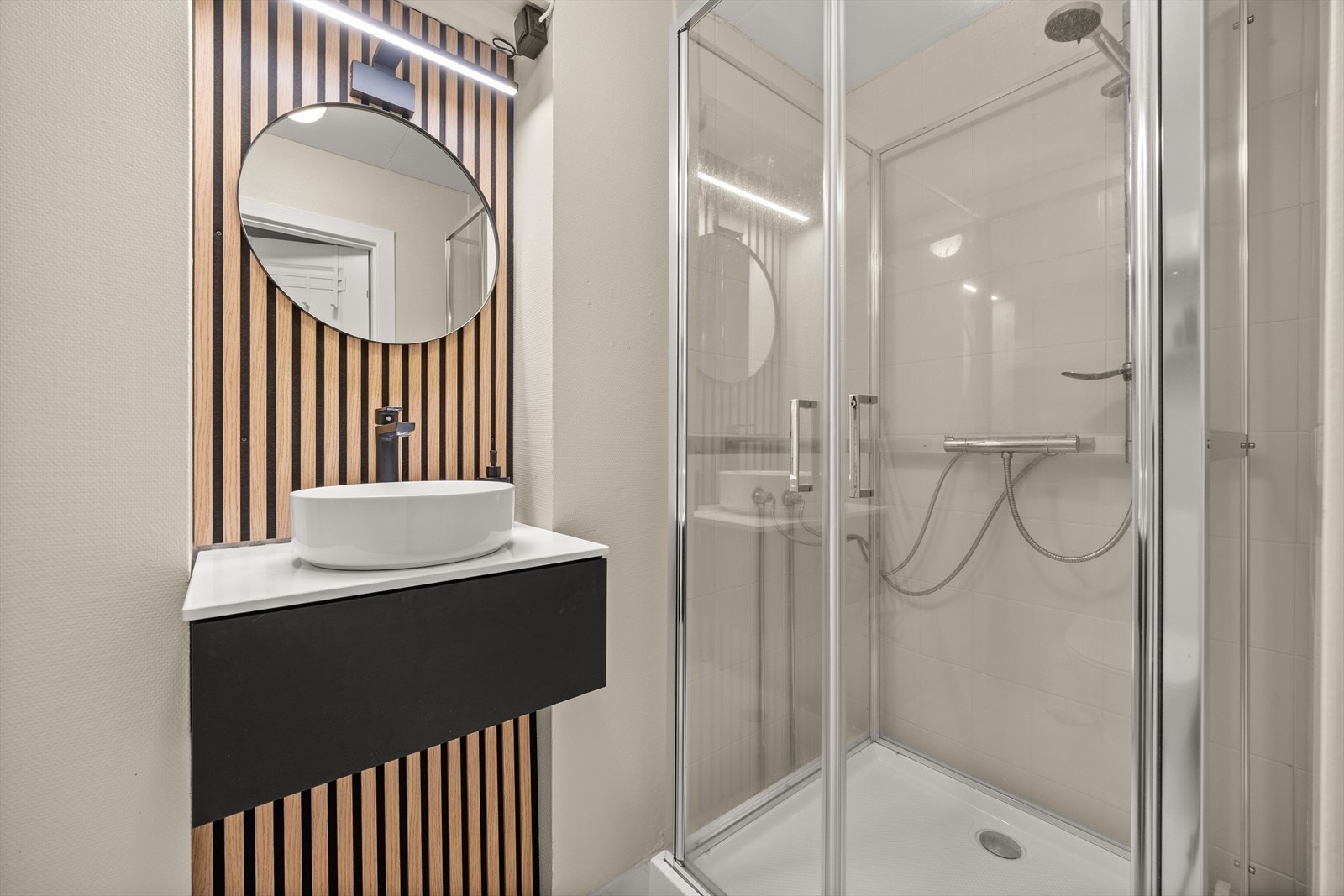 Pent bad med flislagte overflater Galleribilde