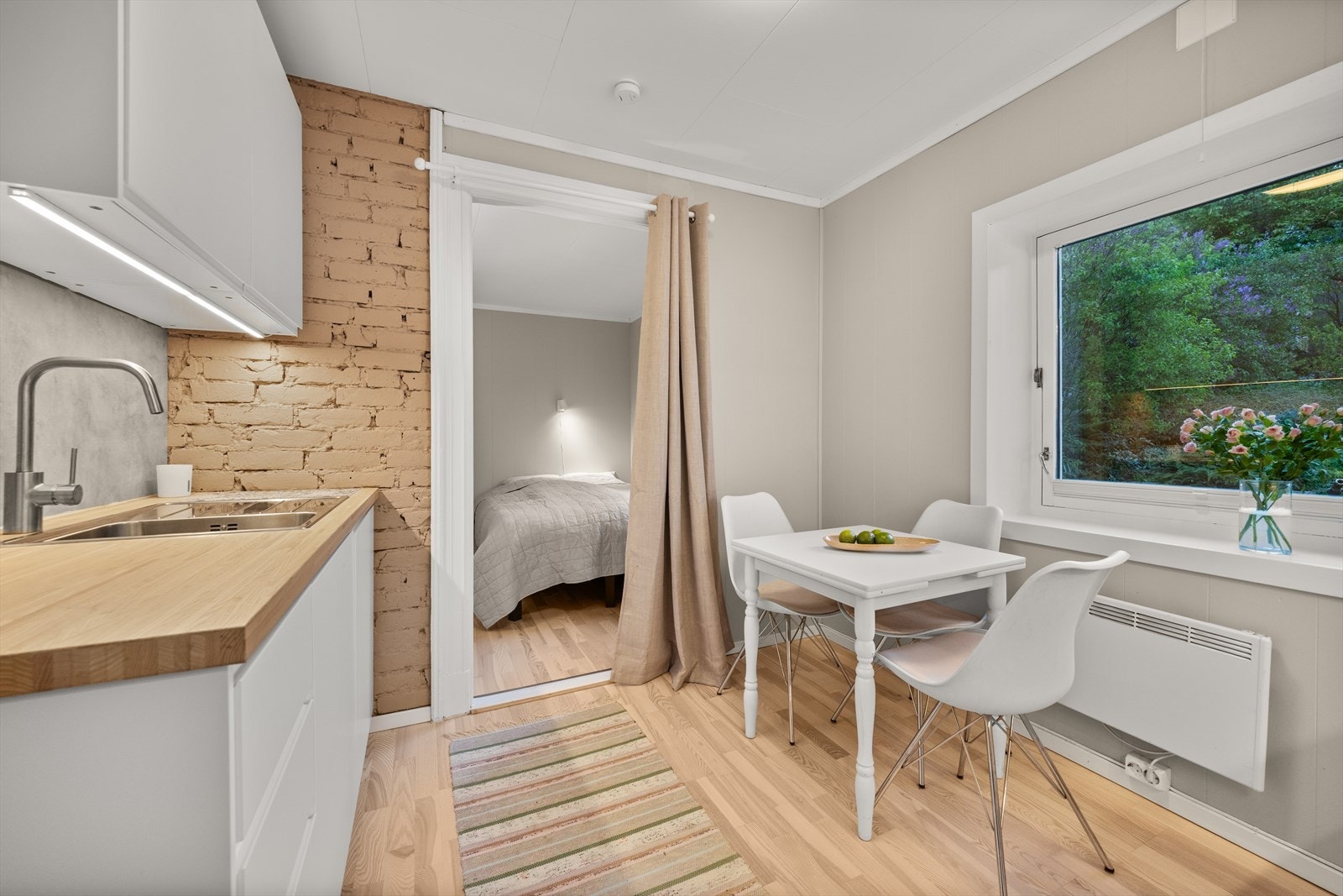 Det er plass for hyggelig frokostbord på kjøkkenet Galleribilde