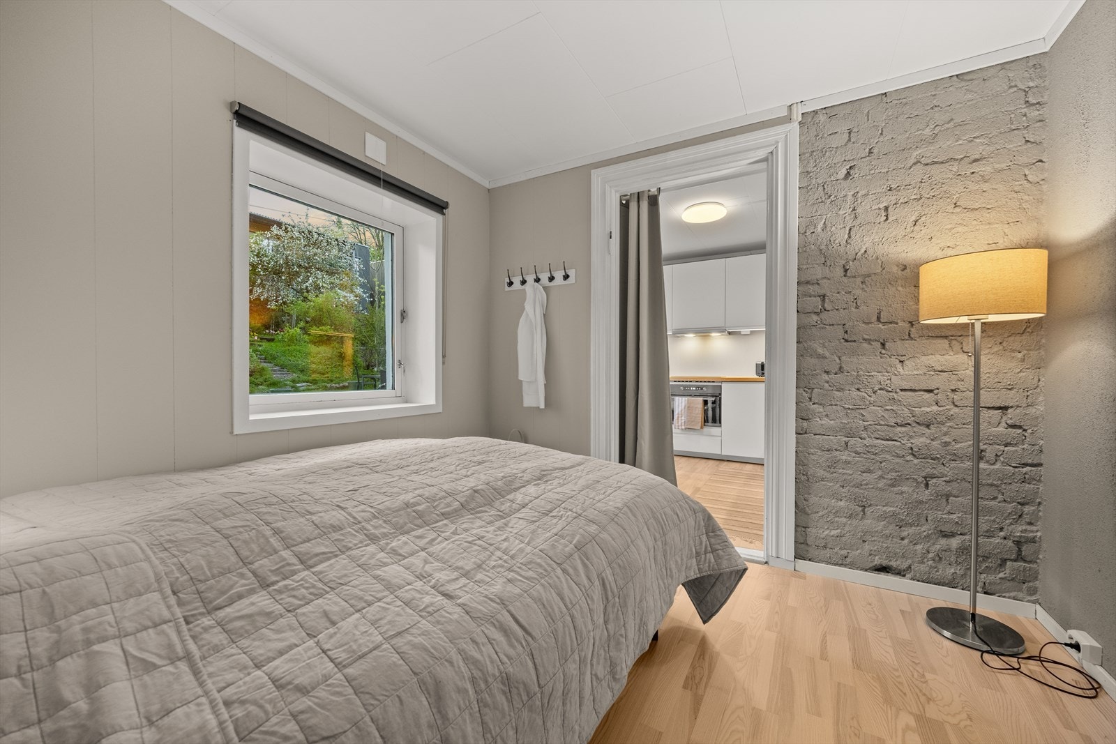 Soverommet gir plass for dobbeltseng med tilhørende nattbord Galleribilde