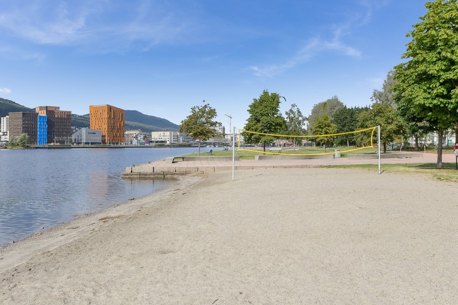 I kort gangavstand ligger Bragernes strand med bademuligheter, flotte gressarealer og Beach volley nett Galleribilde
