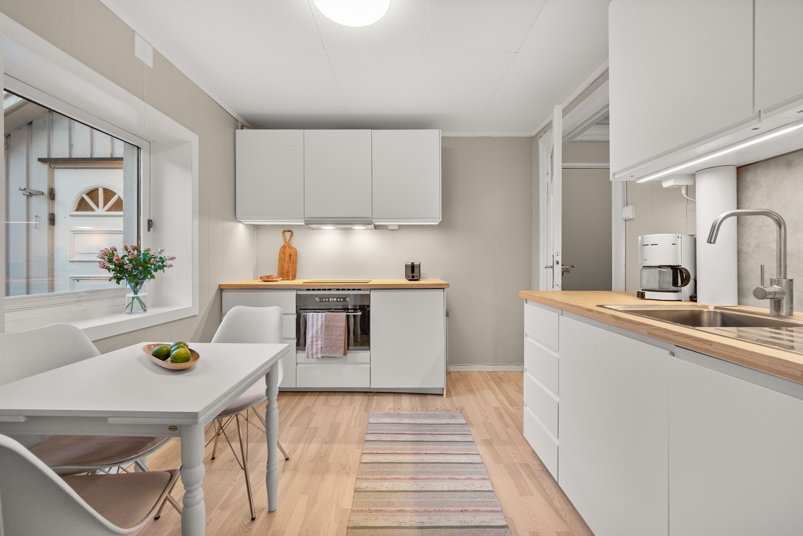 Leiligheten er beliggende i 1. etasje og inneholder entré, stue, kjøkken, bad og soverom Galleribilde