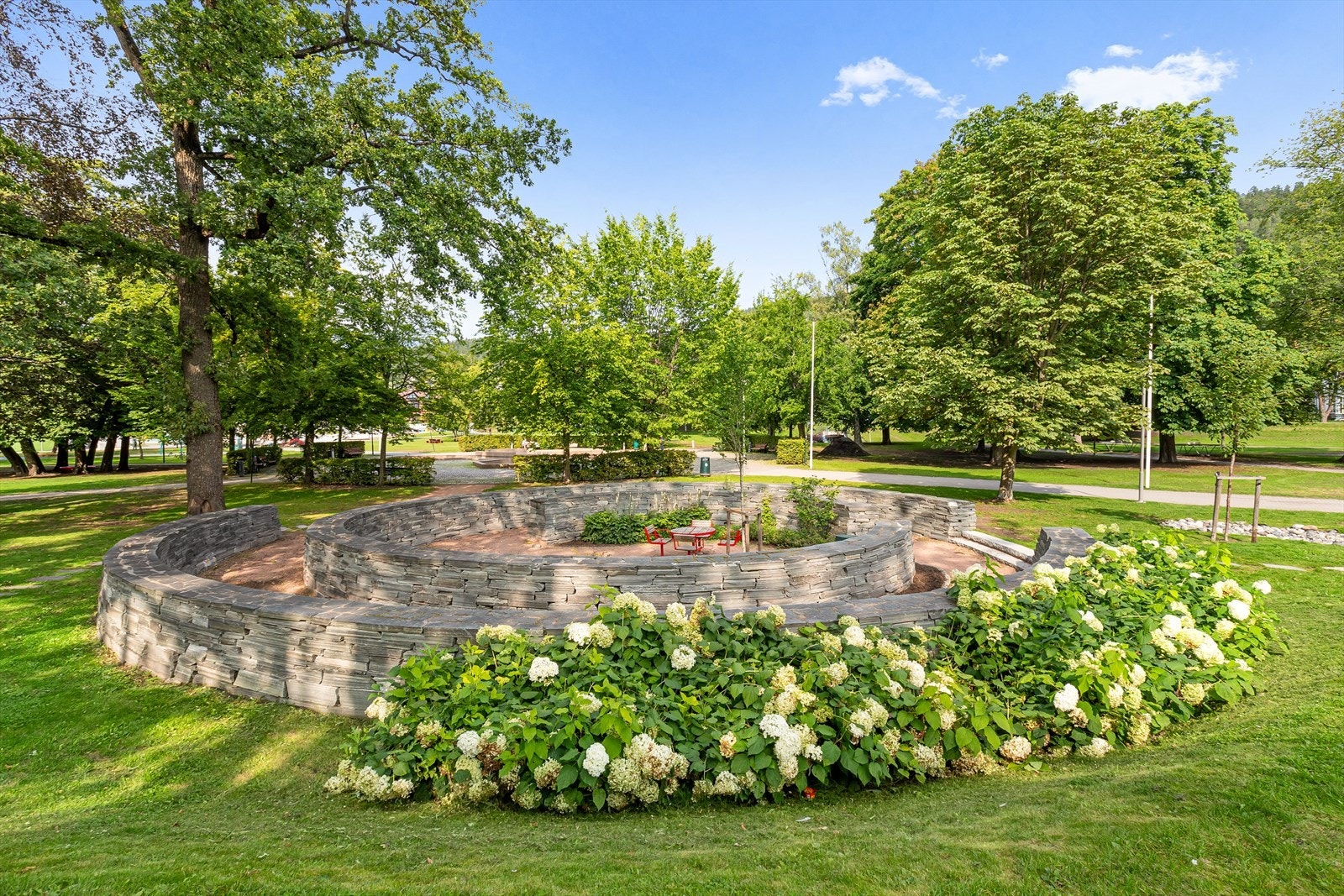 Den flotte byparken byr på et idyllisk piknik område i tillegg til stor aktivitetspark Galleribilde