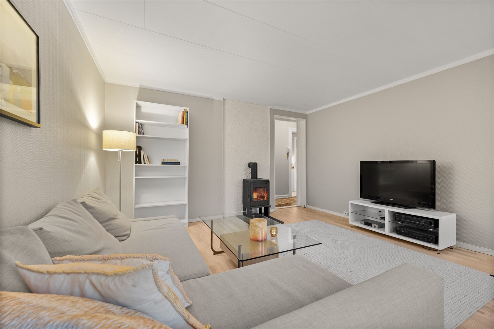 Stuen kan enkelt innredes med sofagruppe og tilhørende tv-møblement Galleribilde