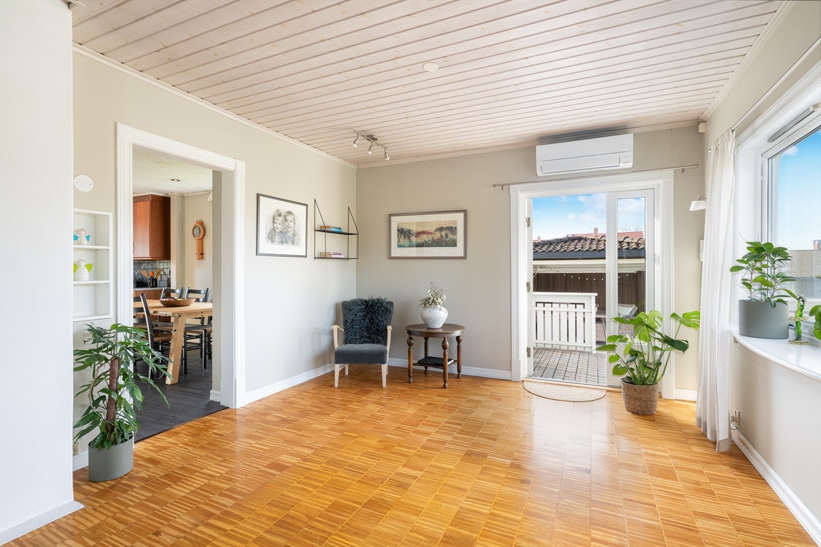 I stuen er det montert vedovn for lun varme på kaldere dager. Det er i tillegg varmepumpe som varmesupplement samt varme i gulv. Galleribilde