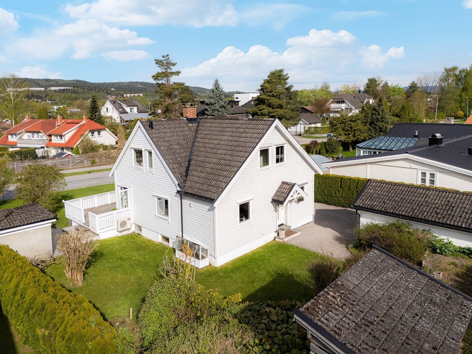Nydelig og solrik tomt som er rikt beplantet og opparbeidet rundt hele boligen, hvor solen kan nytes i fred og ro. Galleribilde