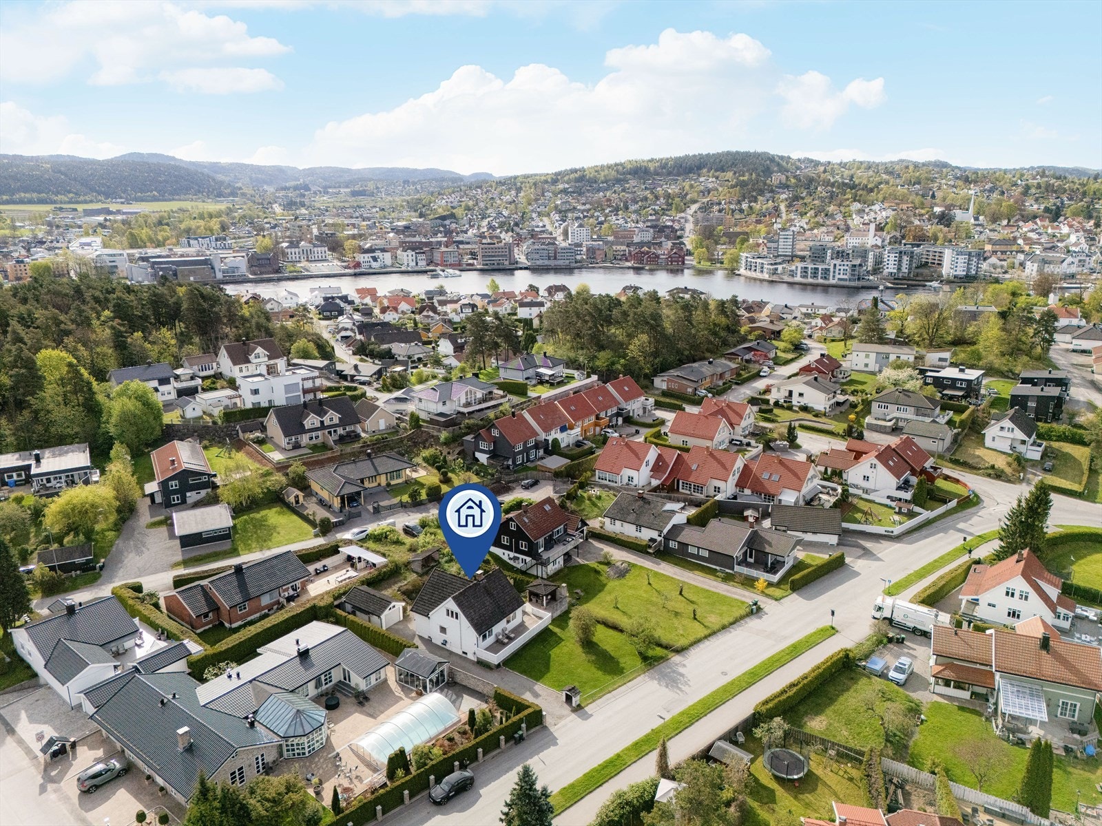 Fra boligen er det gangavstand til Vestsiden skole 1. - 10. klasse, samt kort avstand til flere barnehager på Vestsiden og idrettsbanene på Pors Stadion. Galleribilde