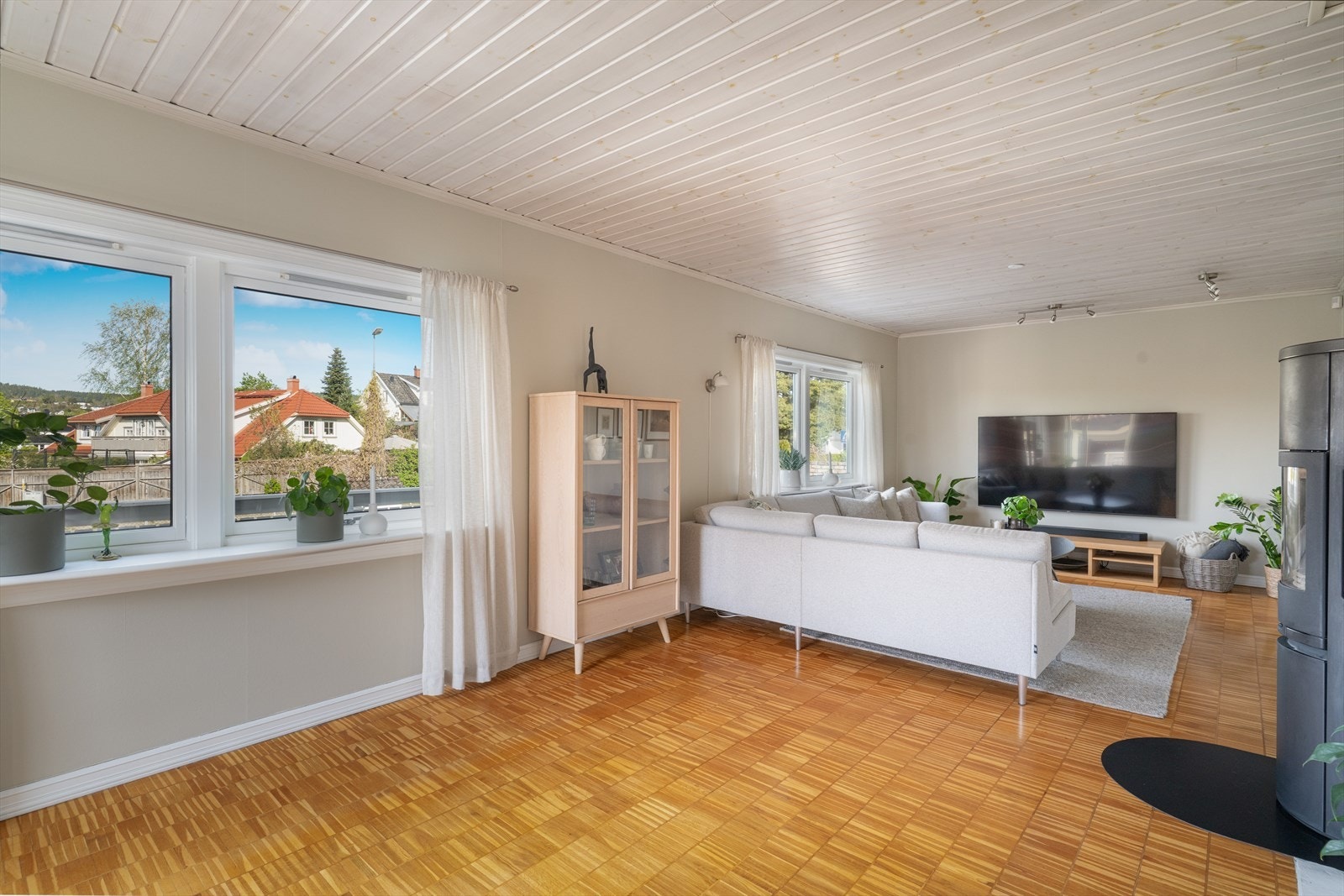 Vinduene slipper rikelig med naturlig lys inn i rommet. Galleribilde