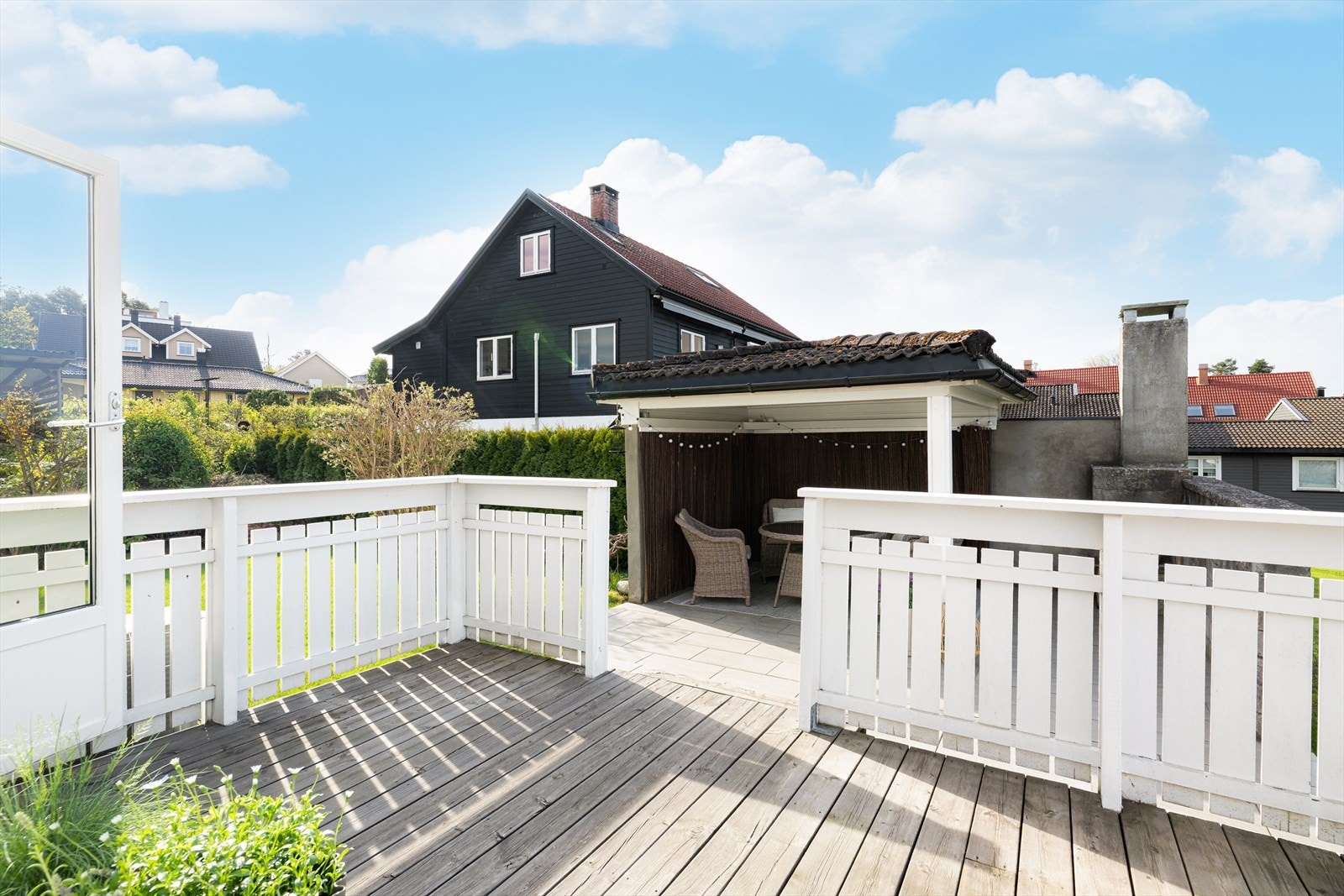 Videre er det utgang til et koselig, hellelagt uteområde med utepeis og murte vegger. Galleribilde