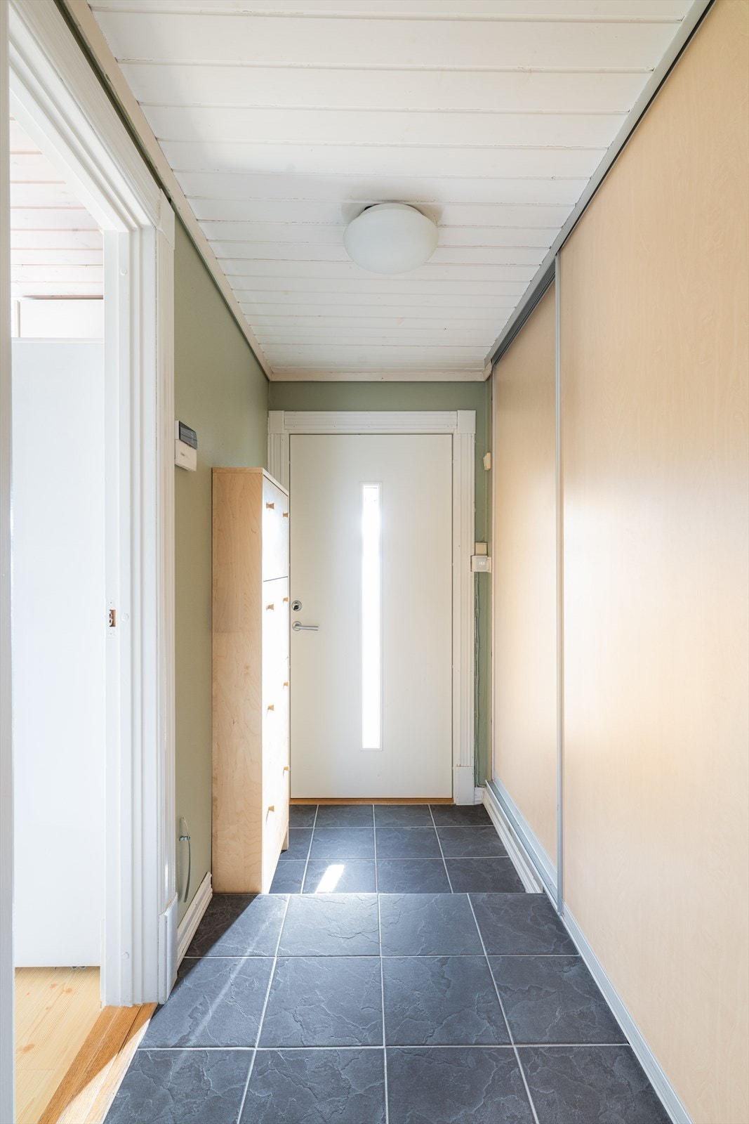 Hyggelig entre som ønsker velkommen inn, hvor det er plass til sko og yttertøy i garderobeskap med skyvedører. Galleribilde