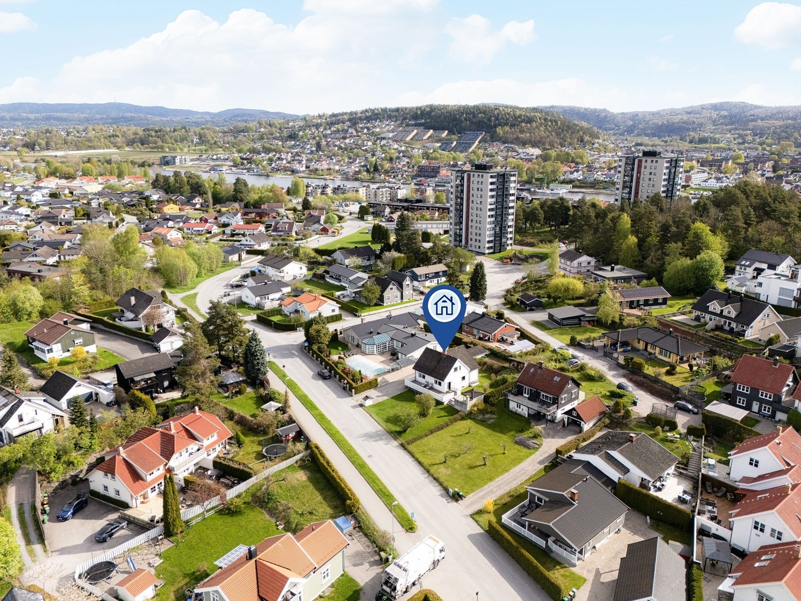 Eiendommen ligger meget fint og sentralt til på Vestsiden, i et barnevennlig og populært boligområde. Boligen ligger meget flott til med gode solforhold som kan nytes fra flere uteplasser. Galleribilde