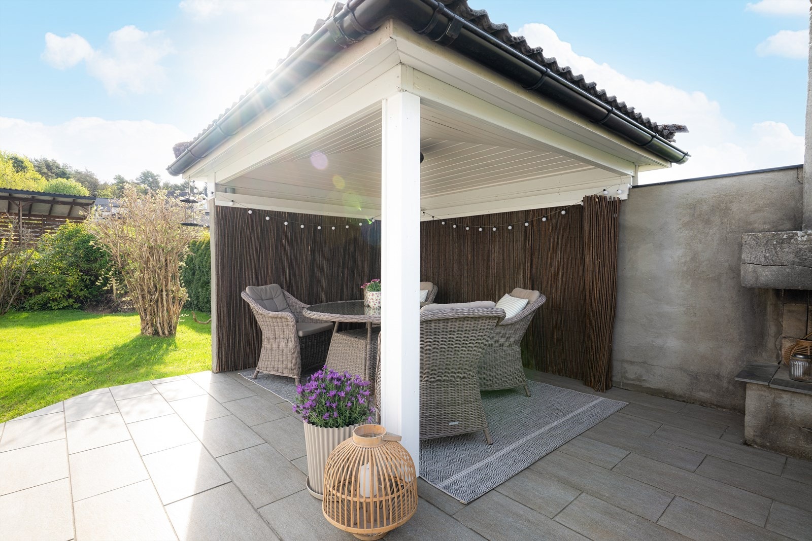 Uteplassen er delvis overbygget og det er trapp videre ned til hagen. Galleribilde