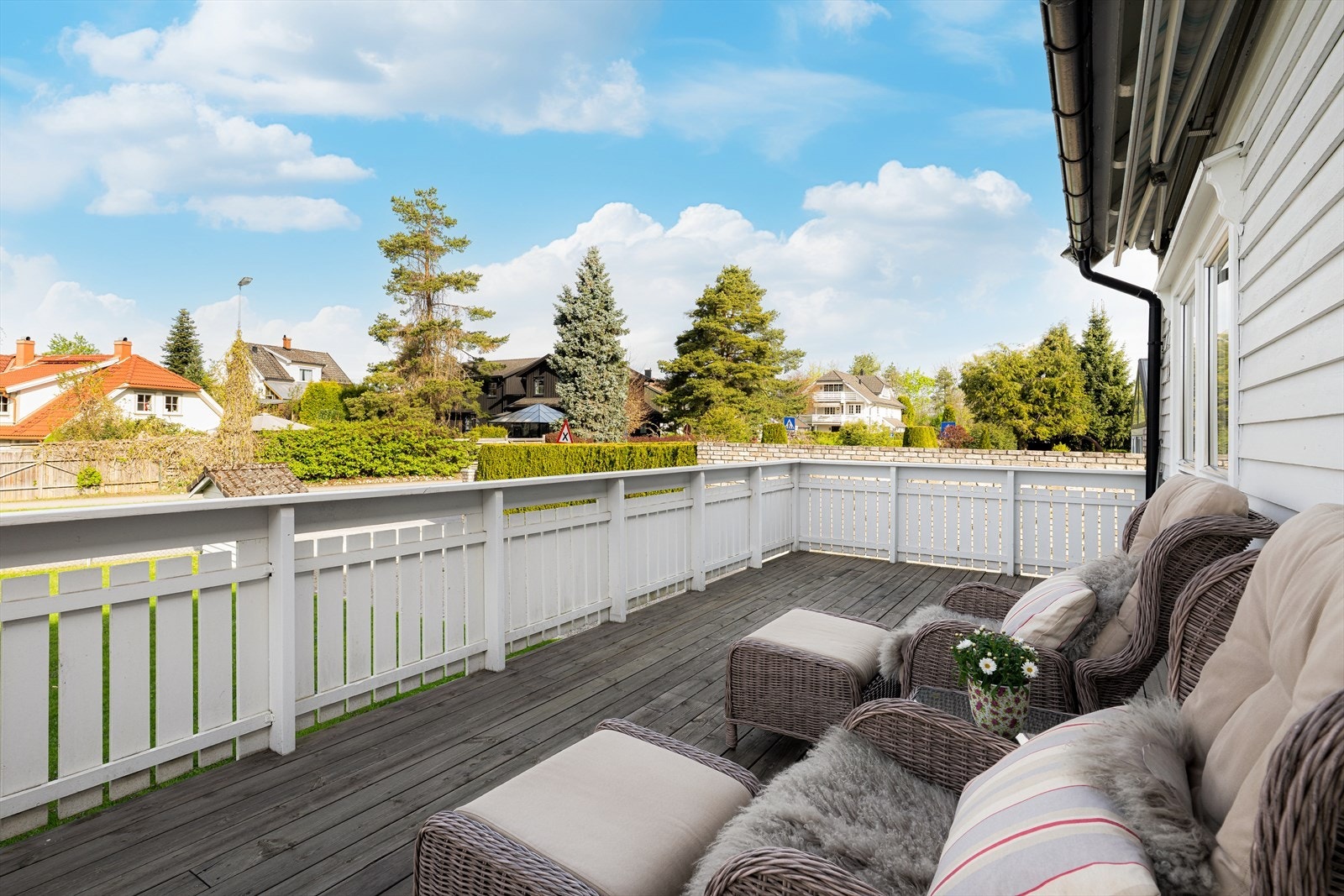 Ut fra stue er det en stor, solrik terrasse med god plass til utemøbler og grill. Galleribilde