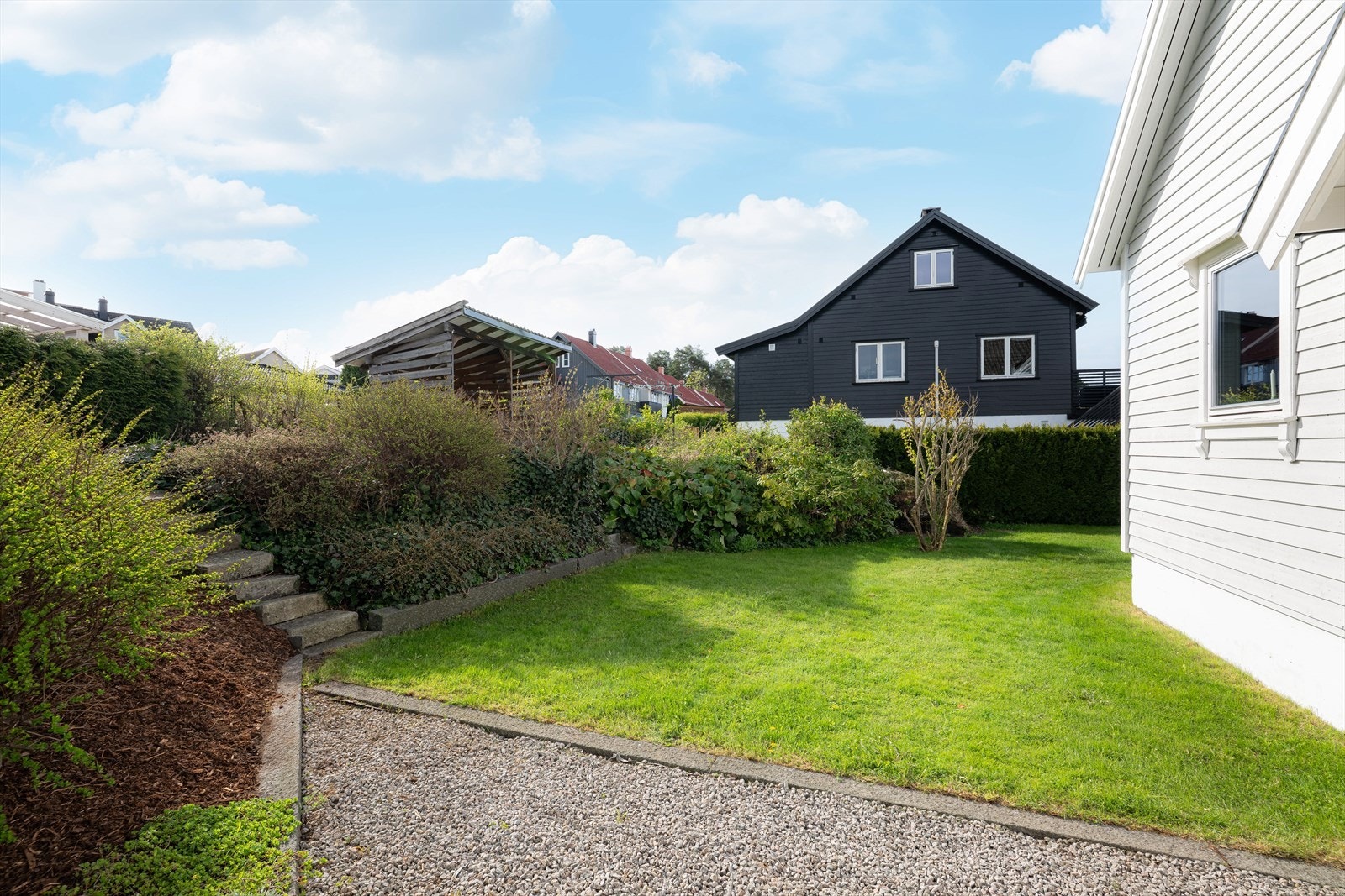 Bod i bakkant av garasje, overbygget uteplass på terrasse og frittliggende, overbygget skjul er oppført uten at dette er søkt om og uten at eventuell nødvendig godkjennelse er gitt av kommunen. Galleribilde