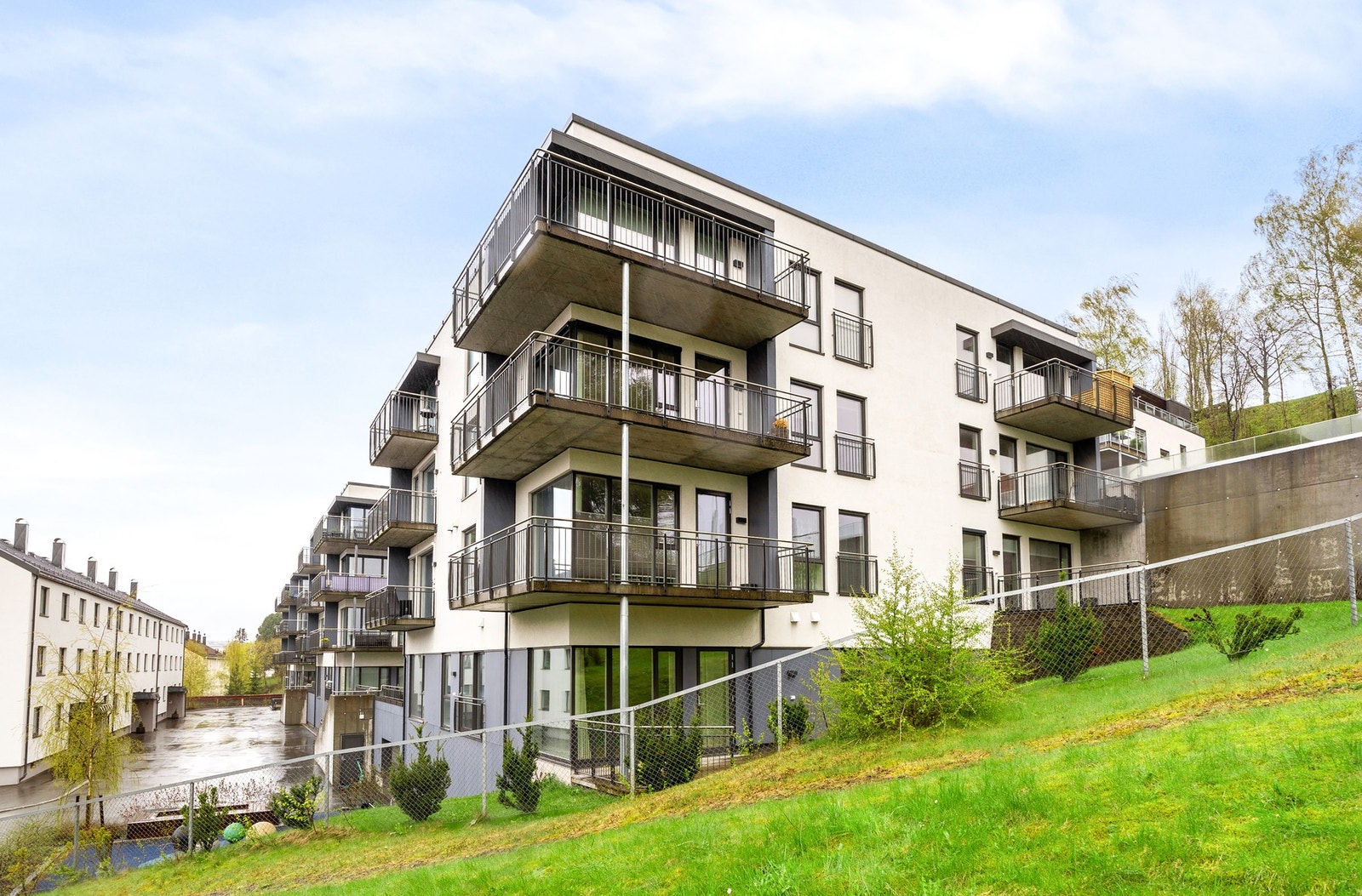 Bygget har heis, balansert ventilasjon og vannbåren oppvarming - og ligger i et etablert og rolig område nær sentrum. Galleribilde