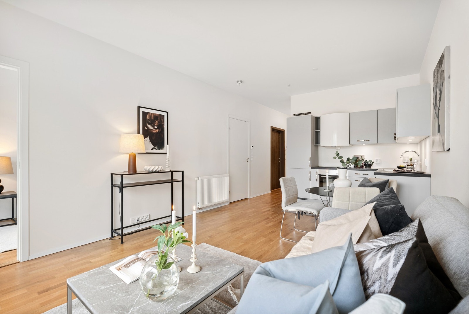 Lys stue med åpen kjøkkenløsning og varme fra vannbåren radiator gir god komfort. Perfekt for deg som ønsker en lettstelt bolig med alt på ett plan. Galleribilde