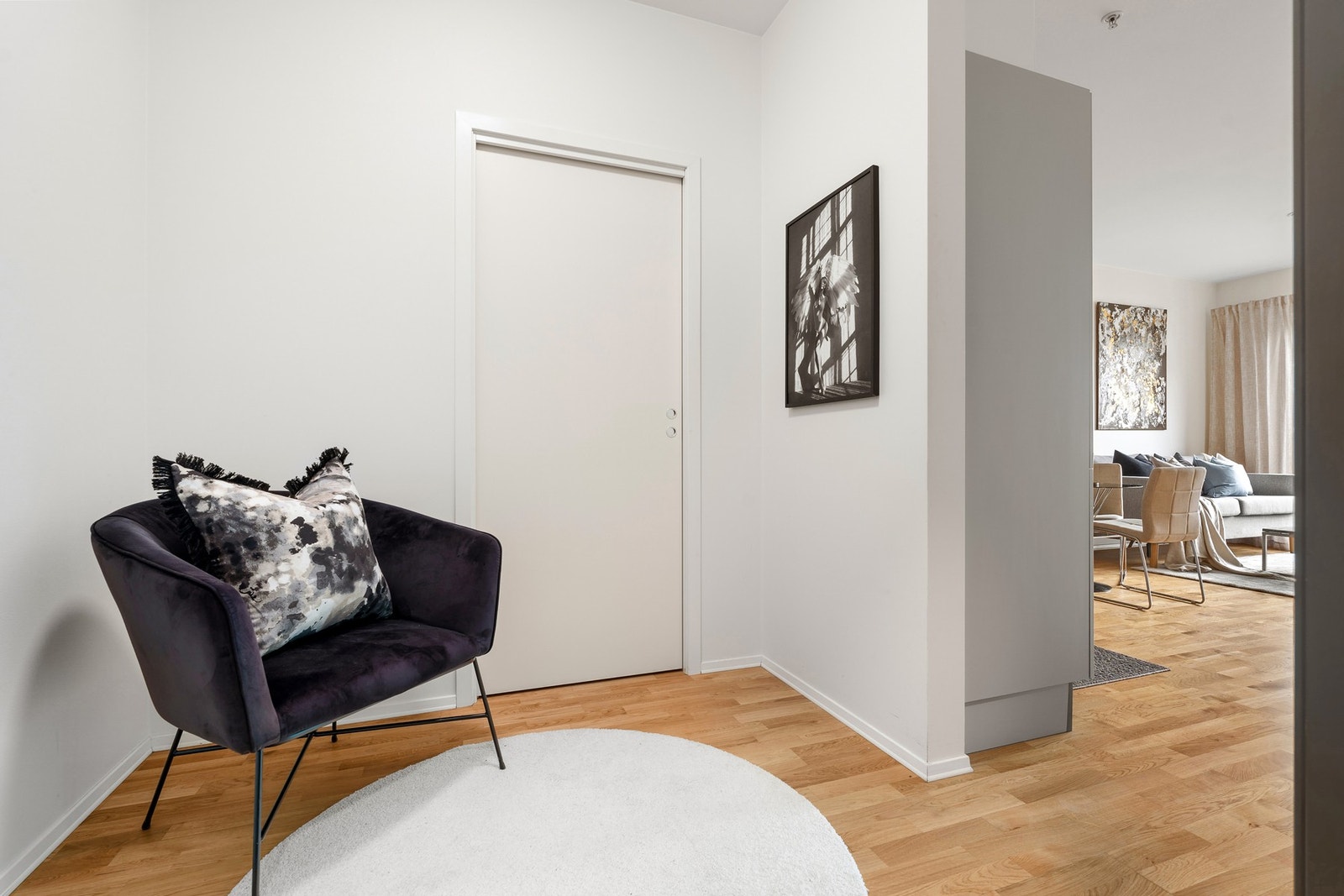Lys entré med harmonisk overgang til allrommet gir et innbydende førsteinntrykk. Galleribilde