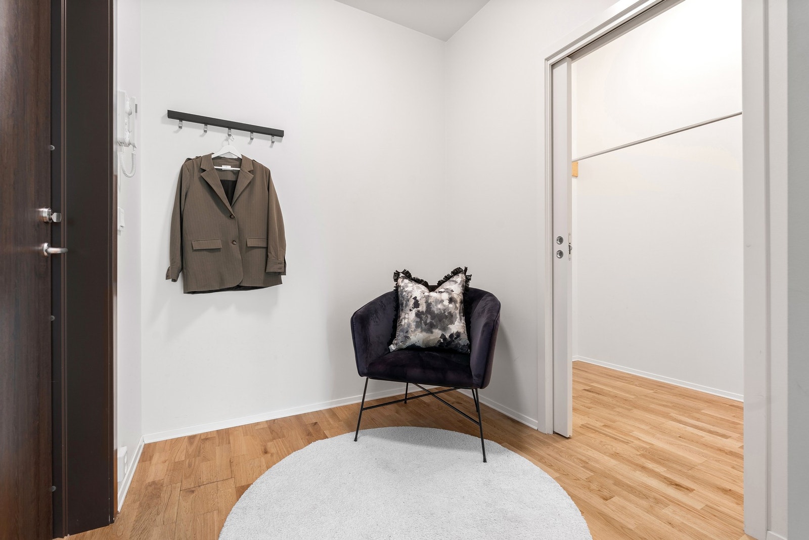 Entréen har plass til oppheng og oppbevaring, og gir direkte tilgang til innvendig bod på 3,1 m² - praktisk for lagring. Galleribilde