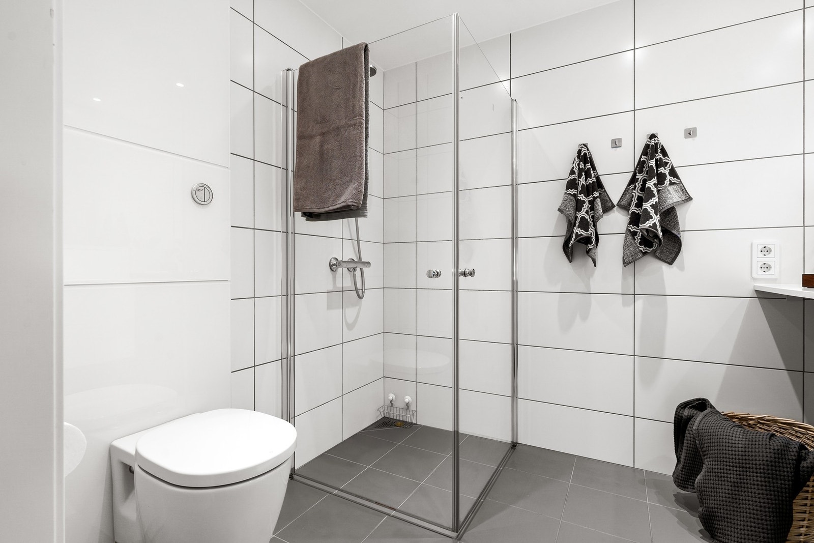 Badet har flislagte gulv, varmekabler, dusjhjørne og vegghengt innredning. Mekanisk avtrekk og balansert ventilasjon sikrer godt inneklima. Galleribilde