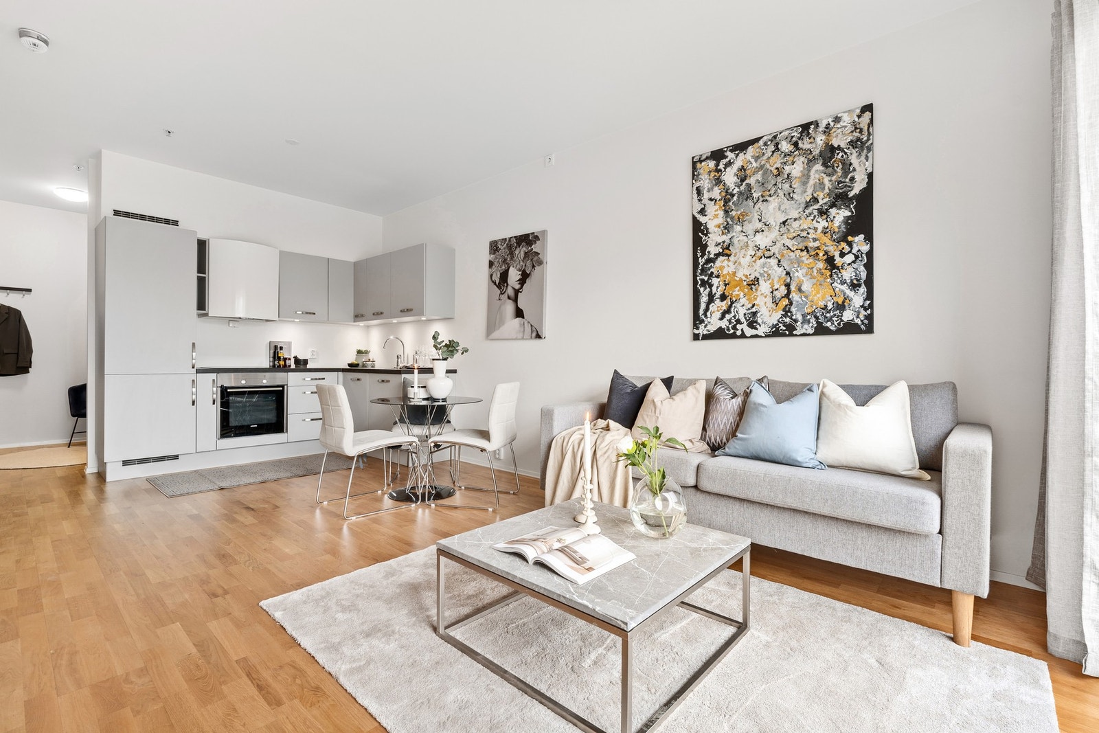 Åpen løsning mellom kjøkken og stue gjør dette til et naturlig samlingspunkt - perfekt for hyggelige middager, rolige hverdager og sosiale kvelder. Galleribilde