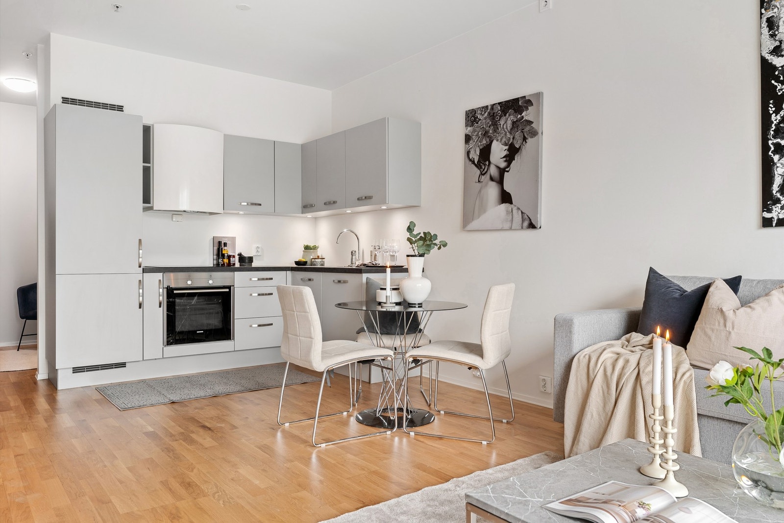 Leiligheten er fra 2017 og holder en gjennomgående moderne standard. Galleribilde