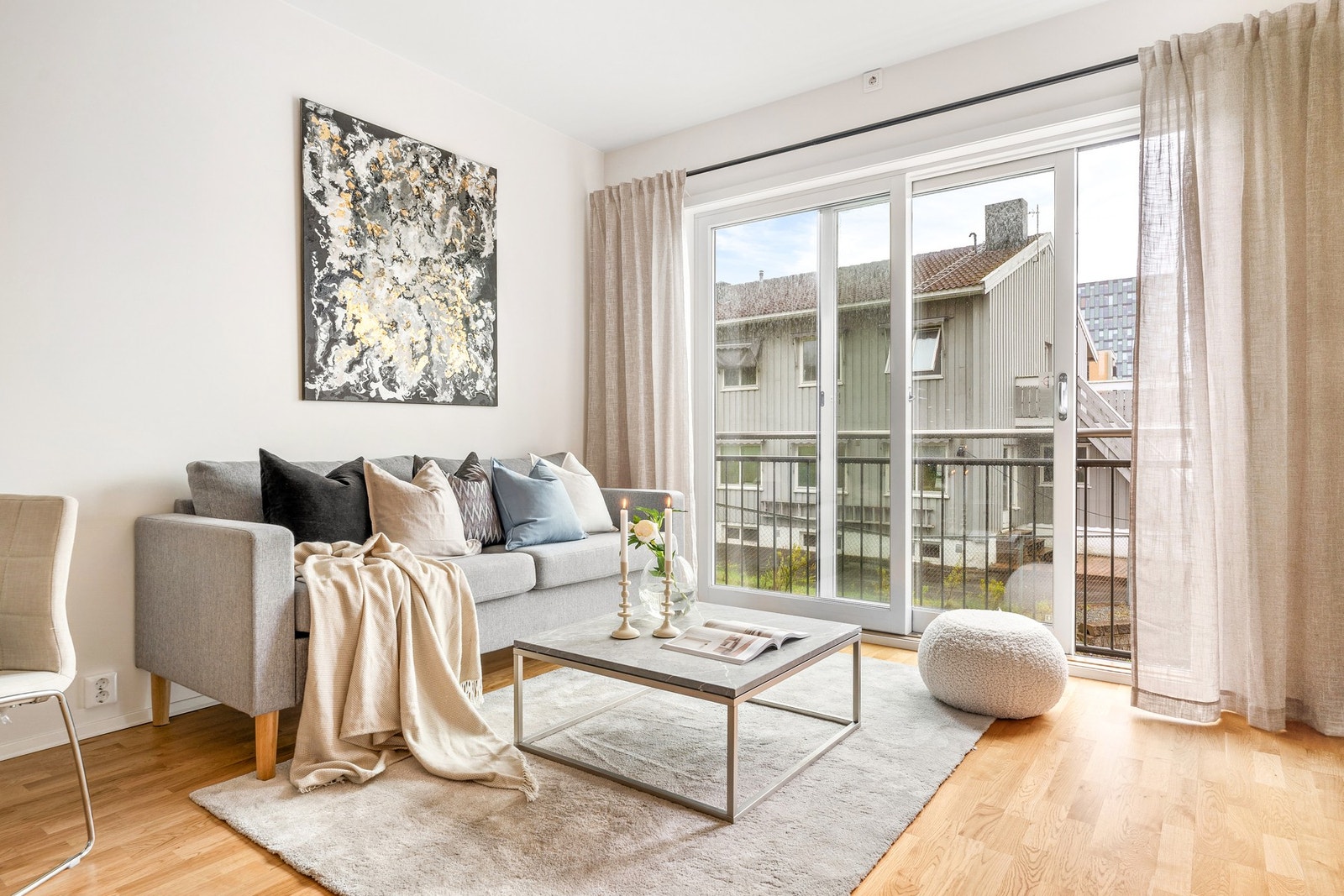 Store skyvedører slipper inn rikelig med dagslys og gir rommet en herlig romfølelse. Den franske balkongen åpner opp for frisk luft og utsyn. Galleribilde