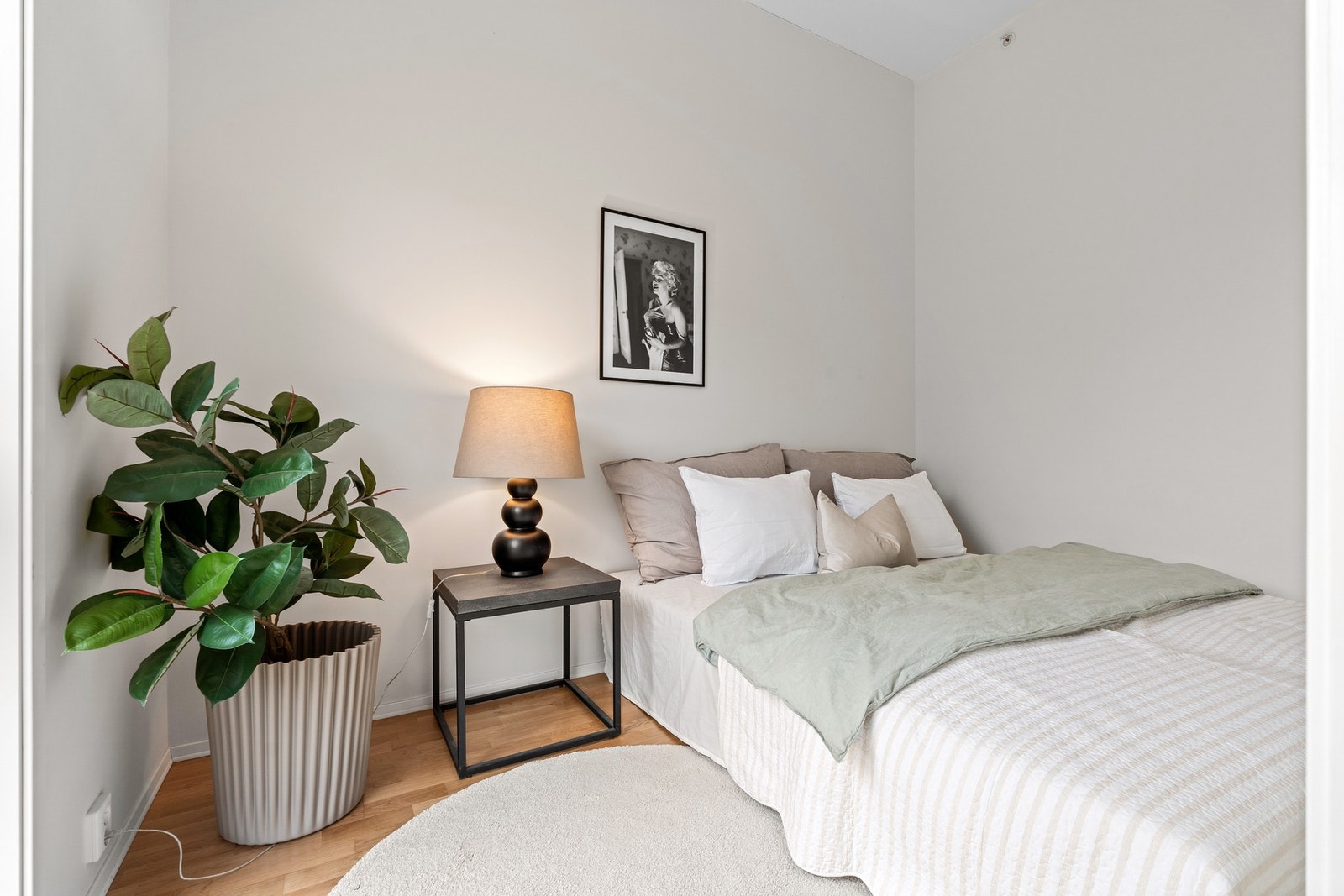Soverommet er på 7,4 m² og gir god plass til stor seng og nattbord. Galleribilde