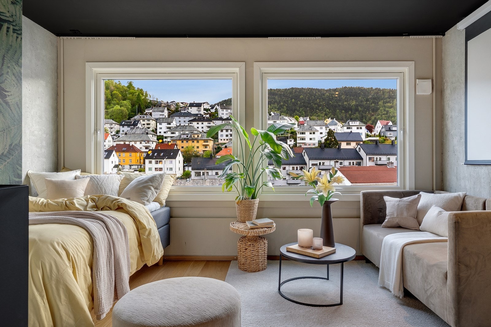 - Fra leiligheten har du utsyn over nabolaget og fjellene - Galleribilde