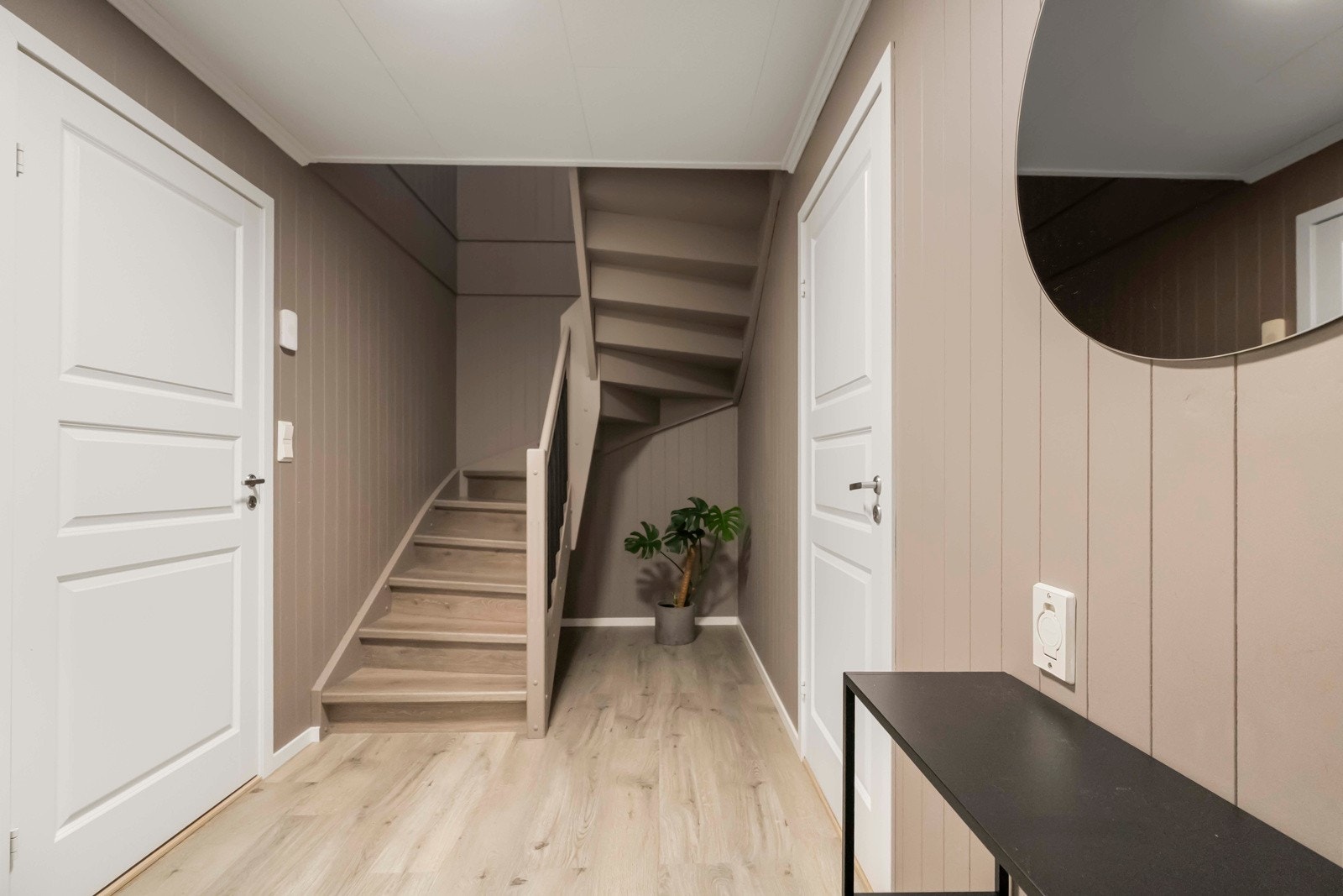 Underetasjen er innreda med 3 soverom, bad og vaskerom Galleribilde