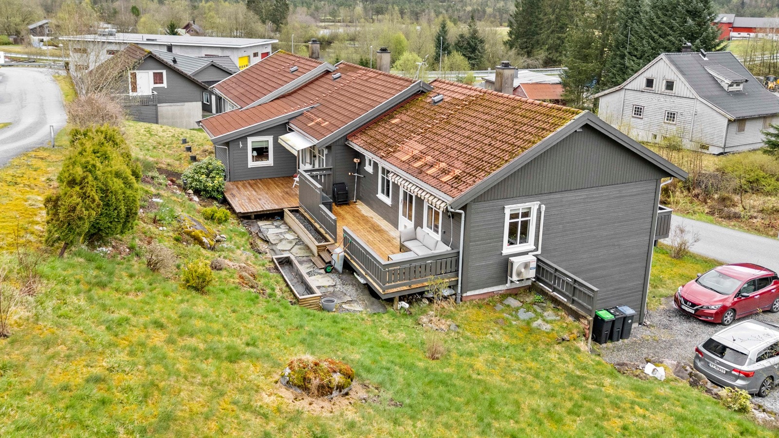 Boligen ligger i vest-enden av rekka Galleribilde