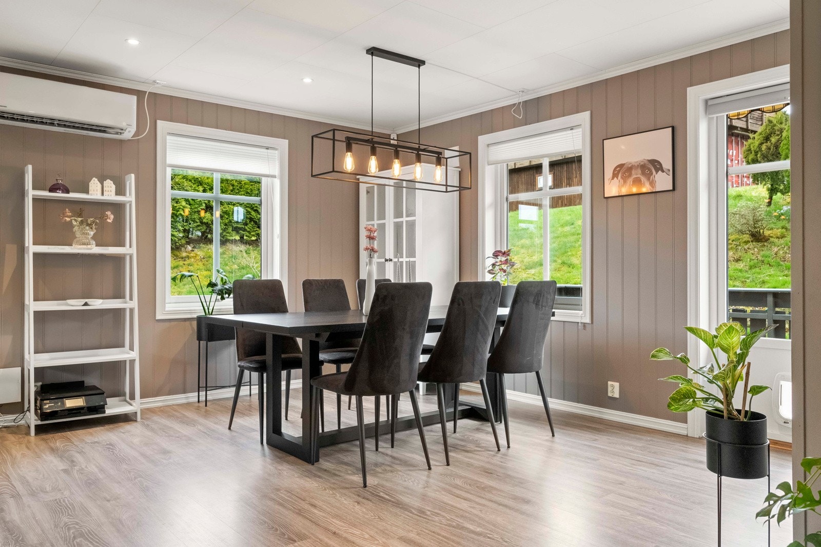 Fra stua er det adkomst ut til balkong og terrasse i fasade mot sør og nord Galleribilde