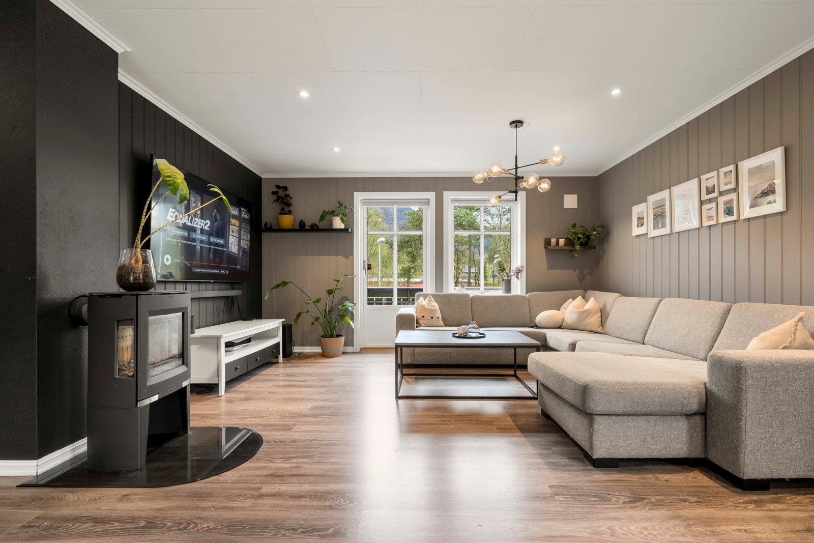 Boligen er delmodernisert innvendig over tid og har gjennomgående god standard på overflater og innredninger Galleribilde