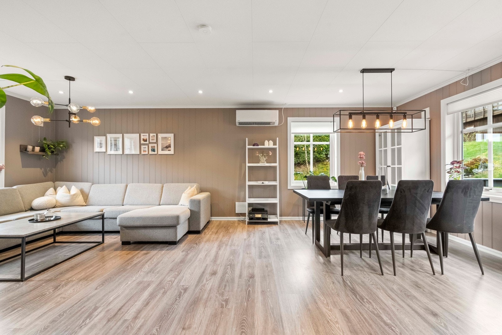 På hovedplan er det en romslig stue med plass til flere sittegrupper Galleribilde