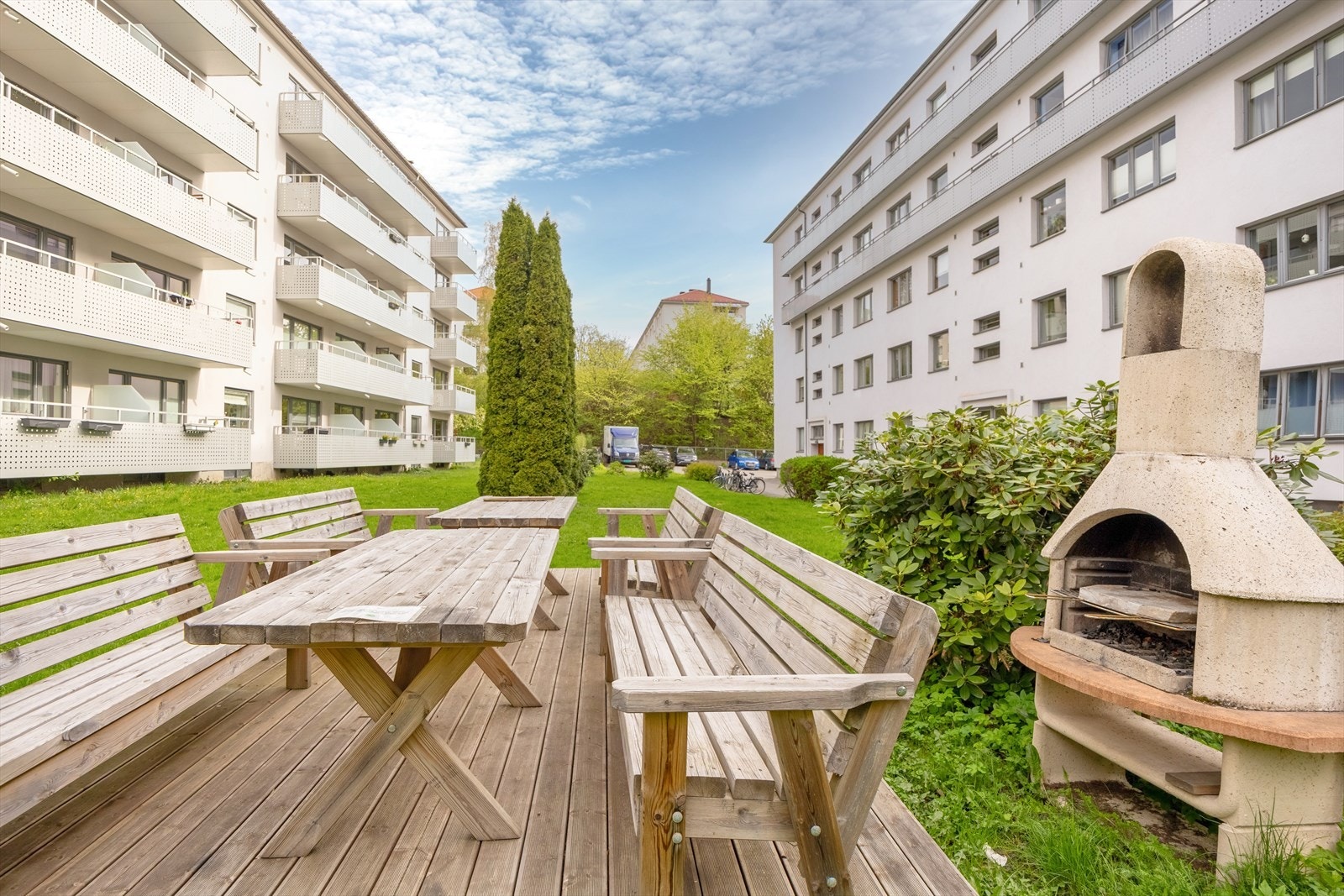 Tomten er felles for beboerne og består i hovedsak av gressplen, diverse busker, asfalterte innkjørsler og hyggelige sittegrupper Galleribilde
