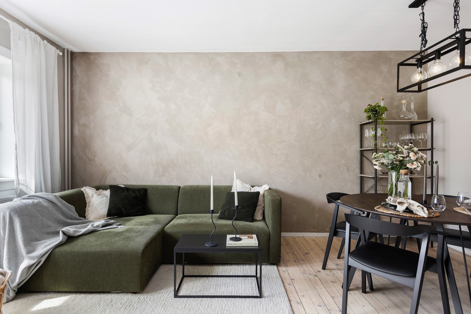 Hele boligen har moderne og behagelige farger, med lekkert tregulv og tidsriktige, slette vegger. Galleribilde