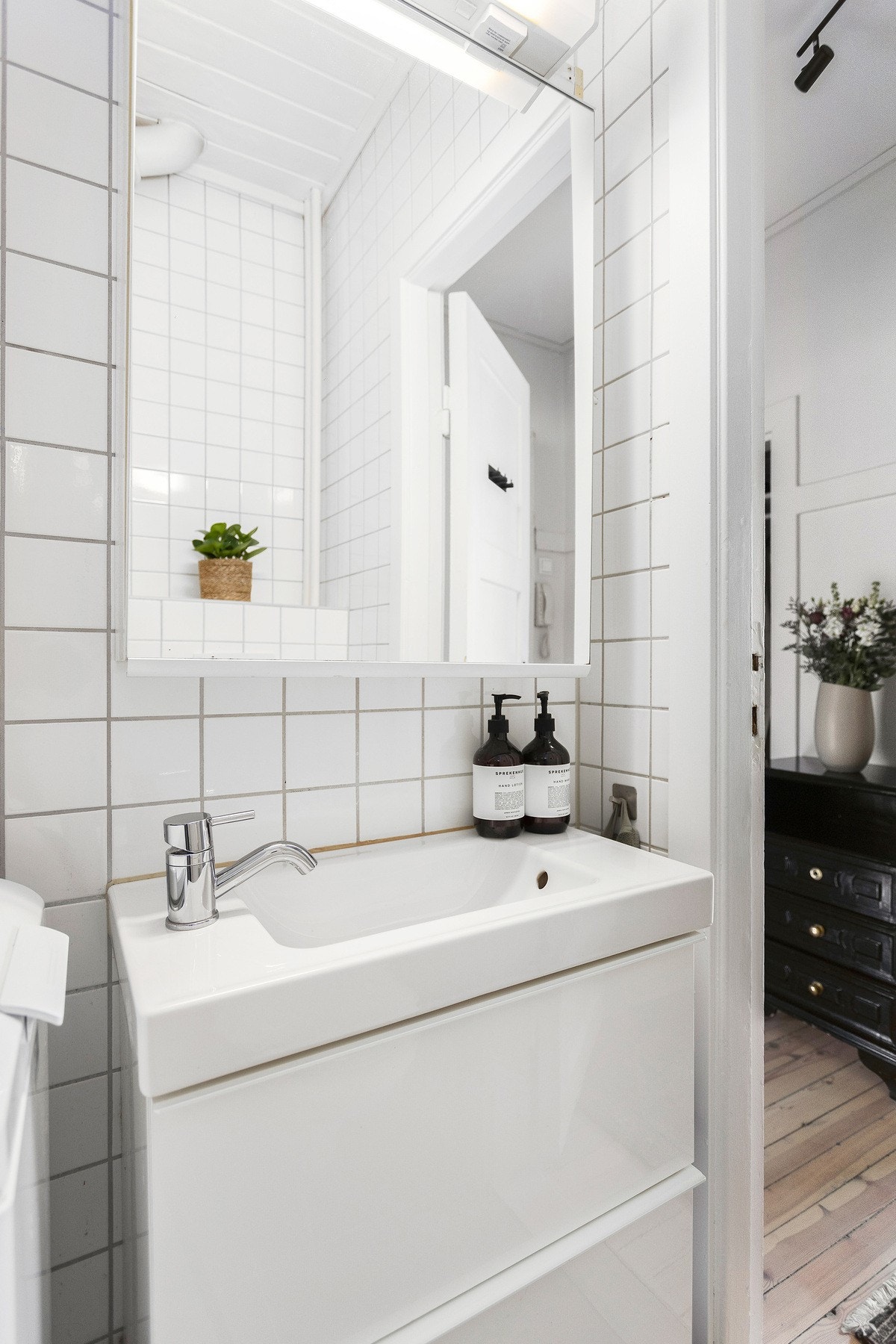 Badet har opplegg for vaskemaskin og varmekabler i gulv. Galleribilde