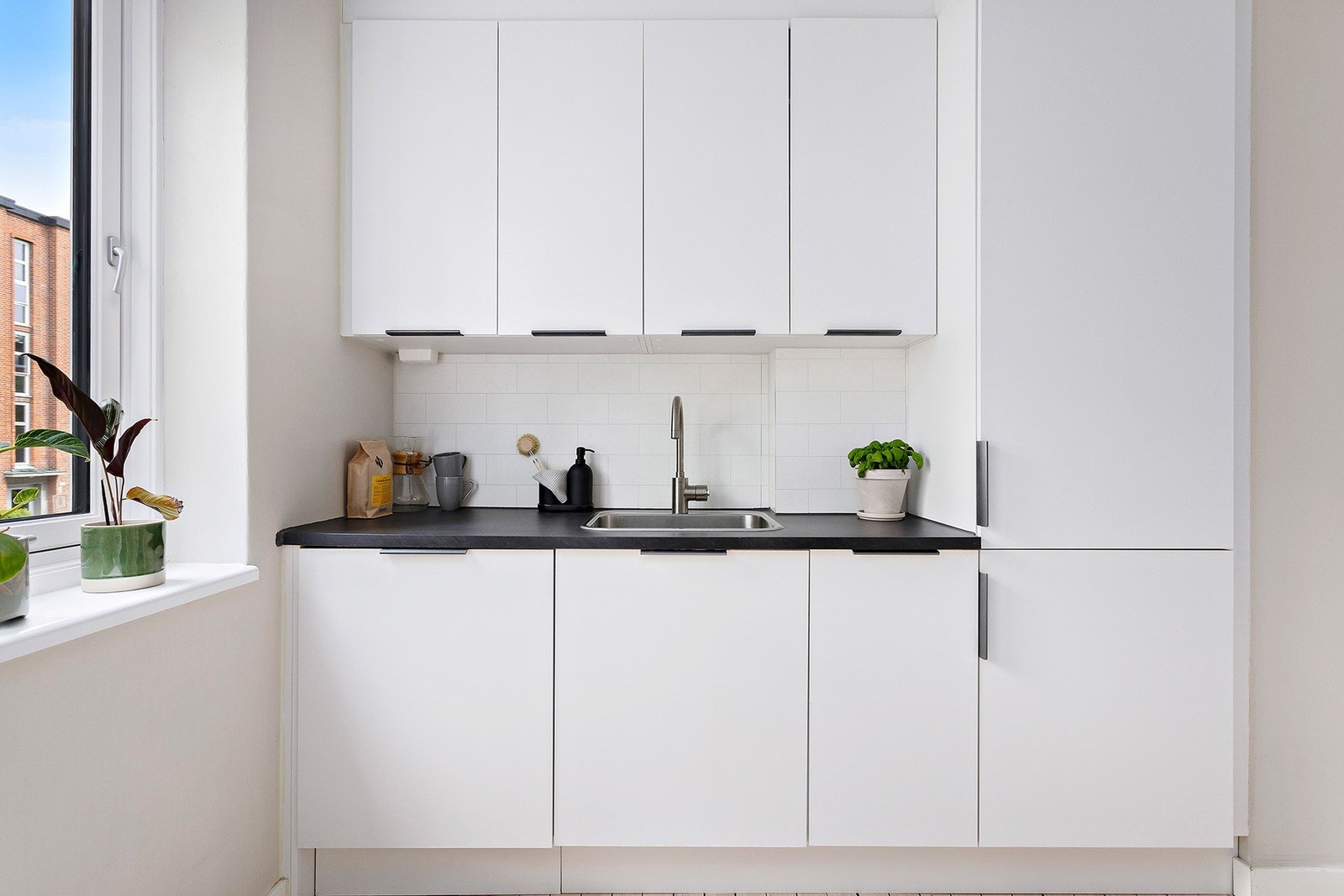 Kjøkkenet byr på integrert oppvaskmaskin, kjøl/fryseskap, stekeovn og induksjon platetopp. Galleribilde