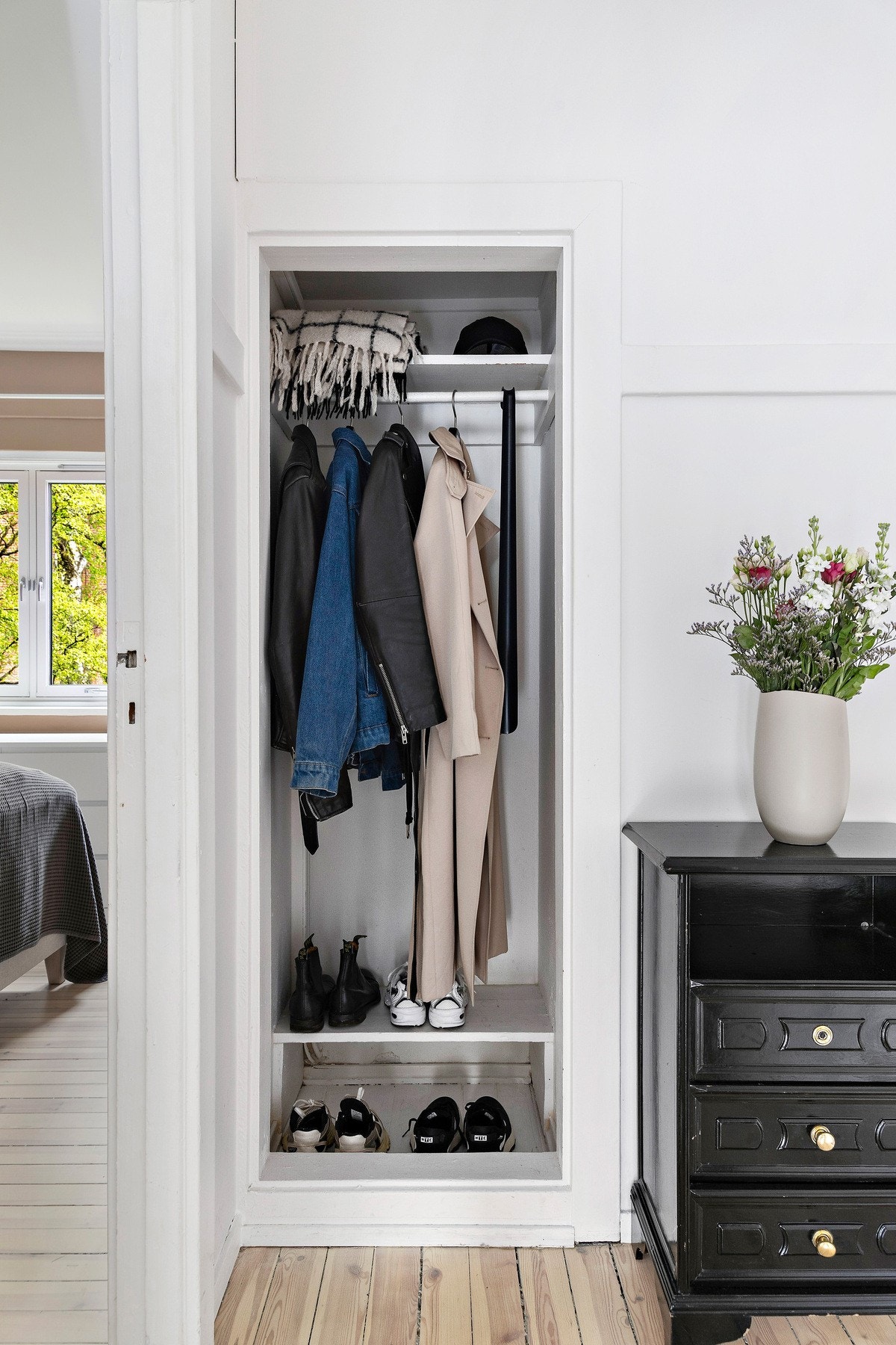 God plass til å henge fra seg yttertøy i entréen. Galleribilde
