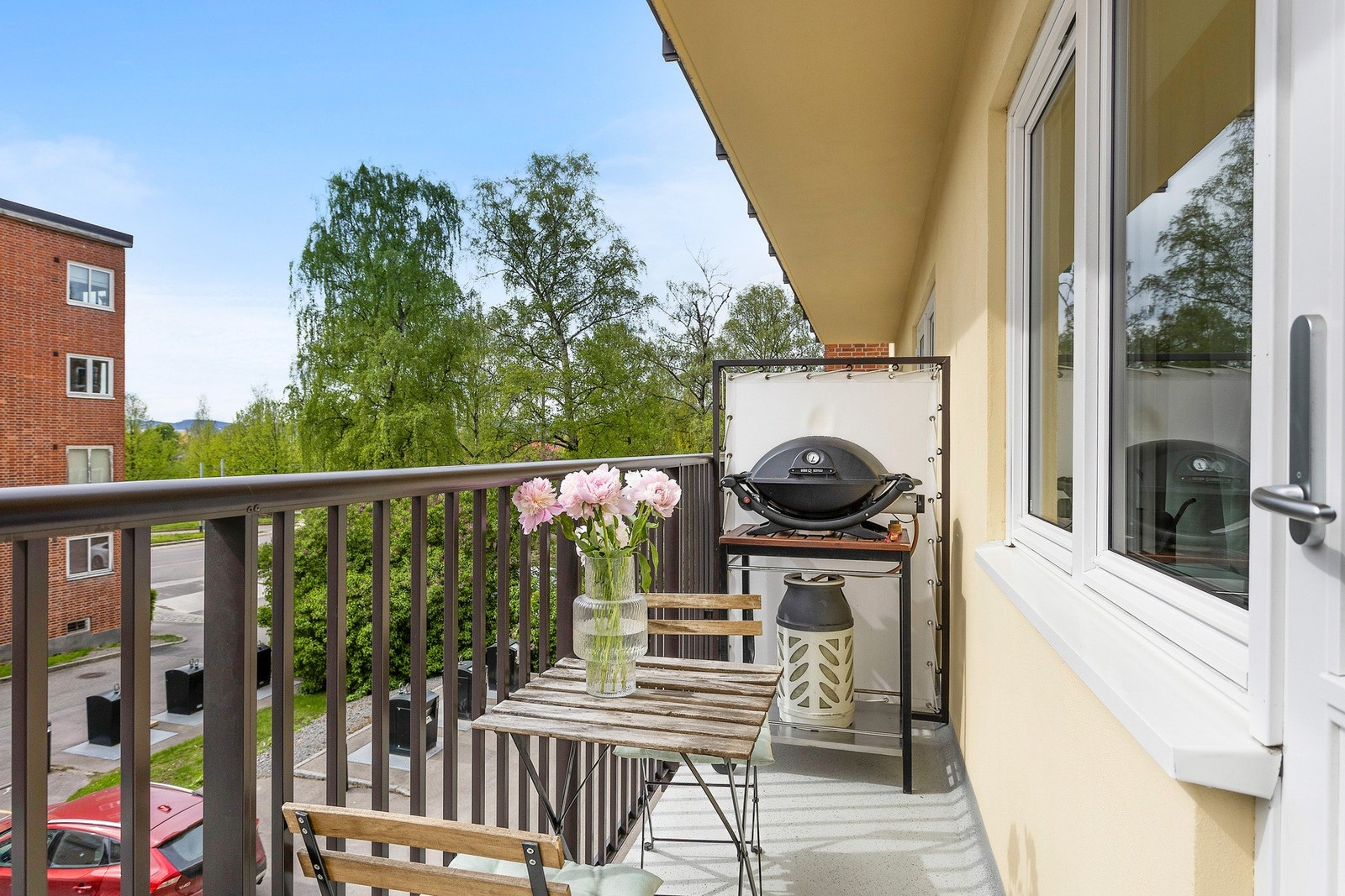 Her får du en innbydende og romslig leilighet med en herlig balkong fra 2024. Galleribilde