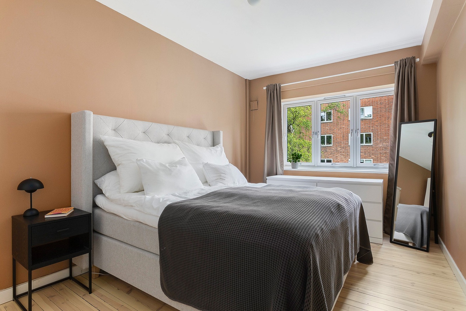 Innbydende soverom med plass til dobbeltseng og nattbord. Galleribilde