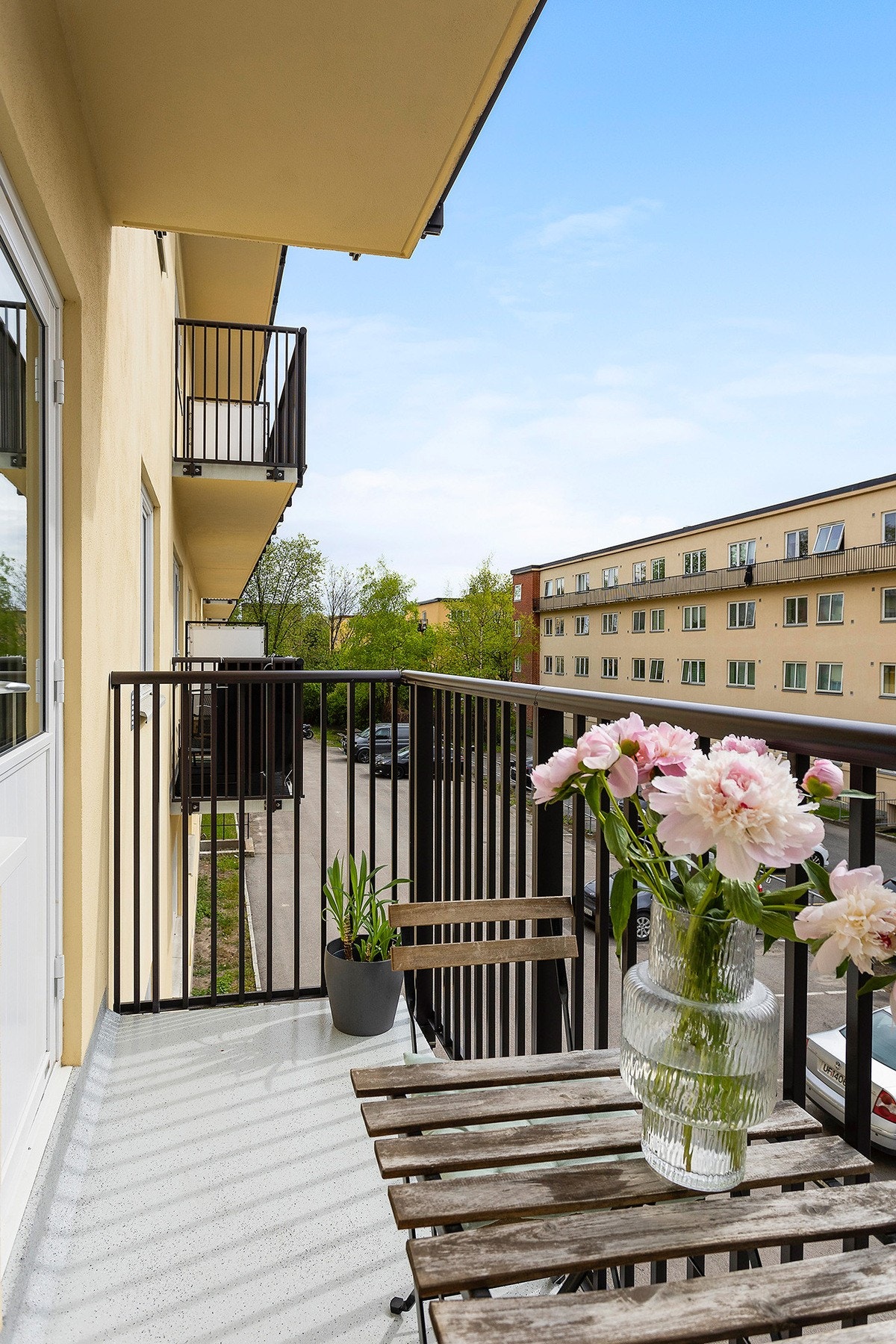 Fra stuen er det utgang til en herlig balkong på ca. 4 kvm, oppført i 2024. Galleribilde