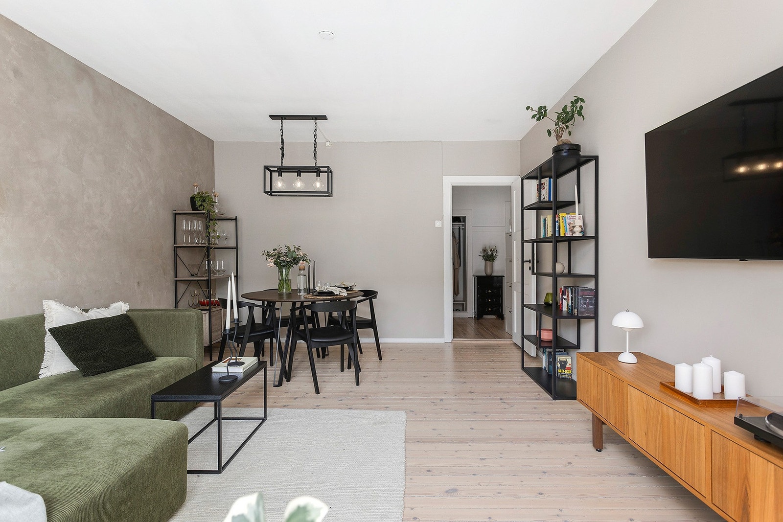 Stuen har gode møbleringsmuligheter med god plass til både sofagruppe og spisebord. Galleribilde