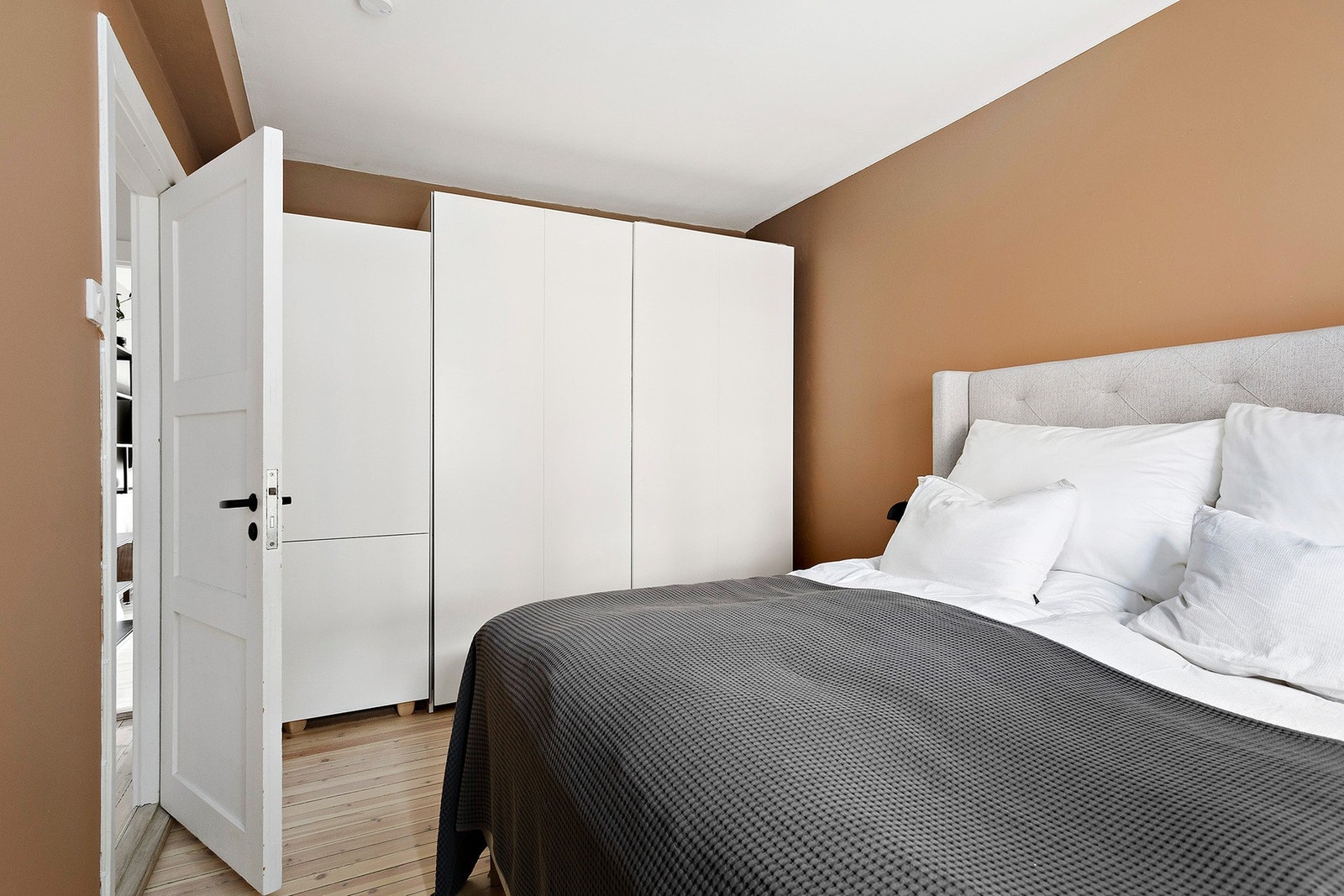 Godt med oppbevaringsplass i garderobeskap. Galleribilde