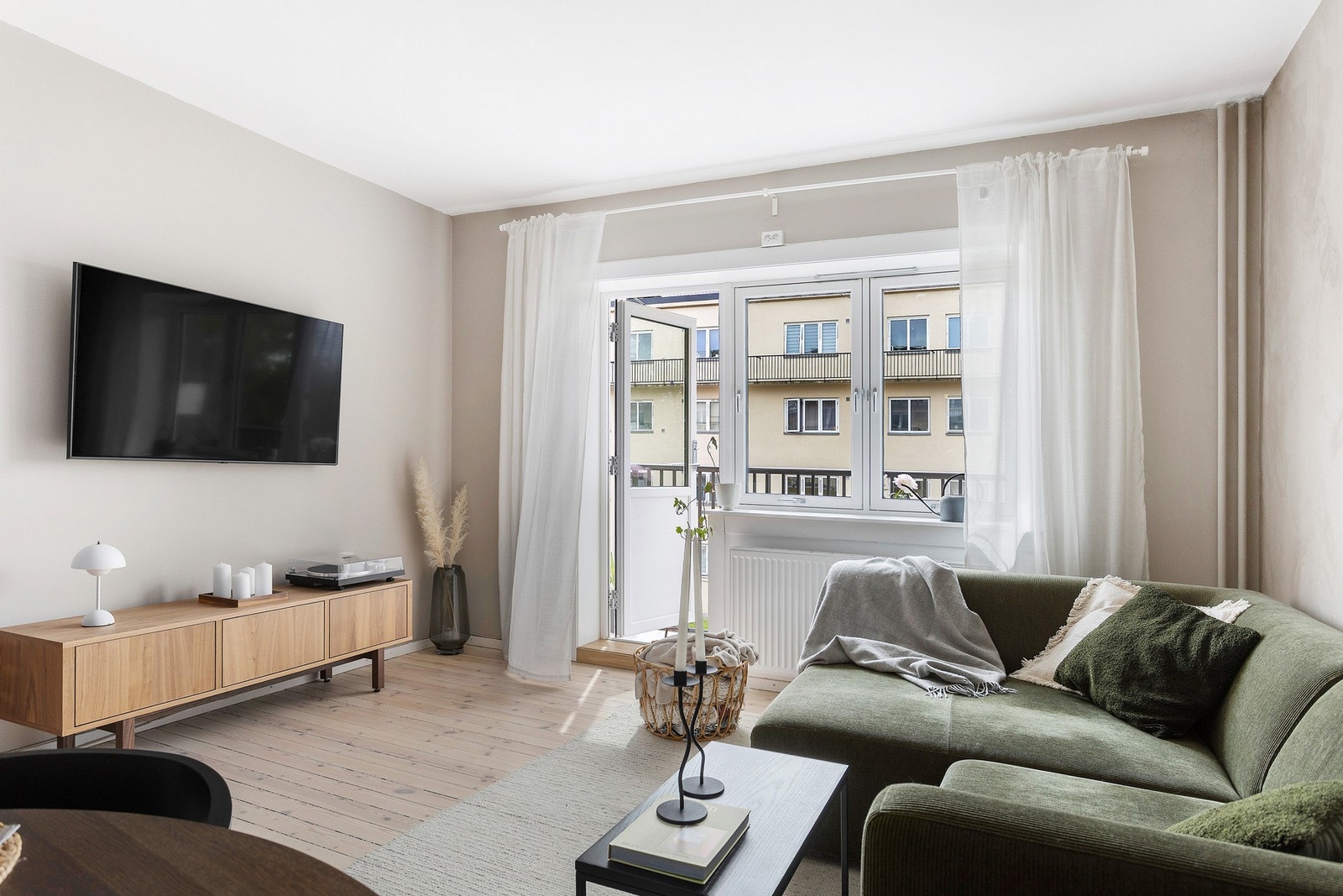 Luftig og stor stue med store vindusflater som slipper inn godt med naturlig lys. Vinduene og balkongdøren ble byttet i 2024. Galleribilde