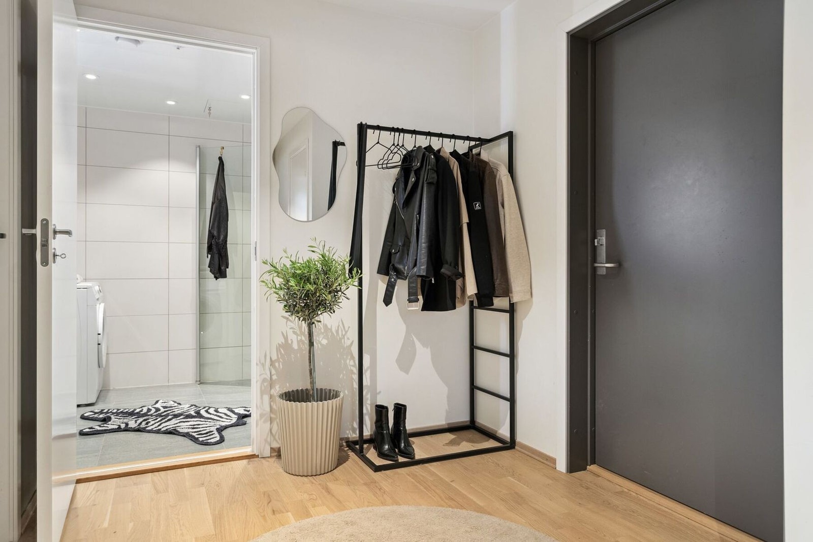 Entre med plass til å henge fra seg. Galleribilde