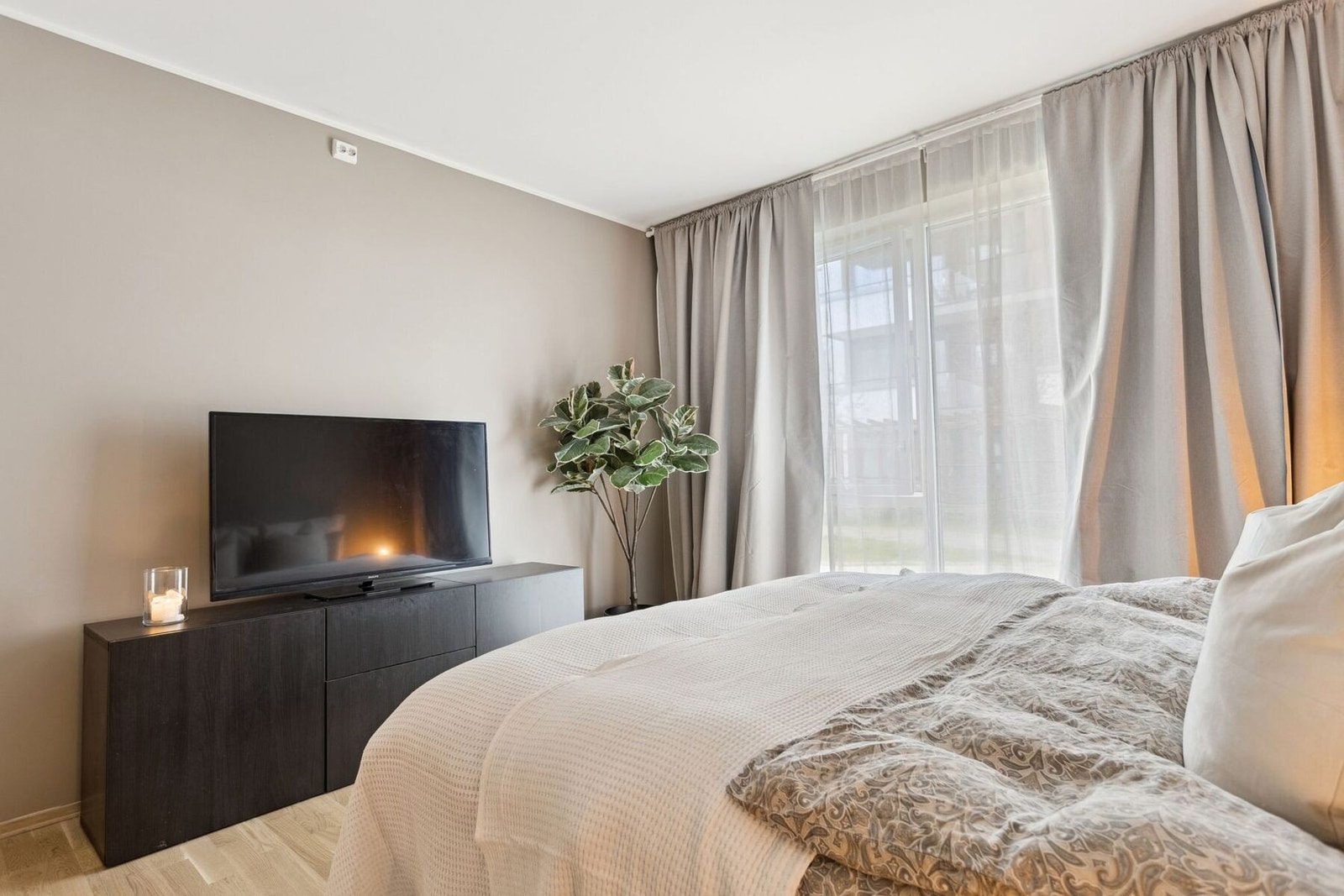 Rommet er stort og har flere møbleringsmuligheter. Galleribilde