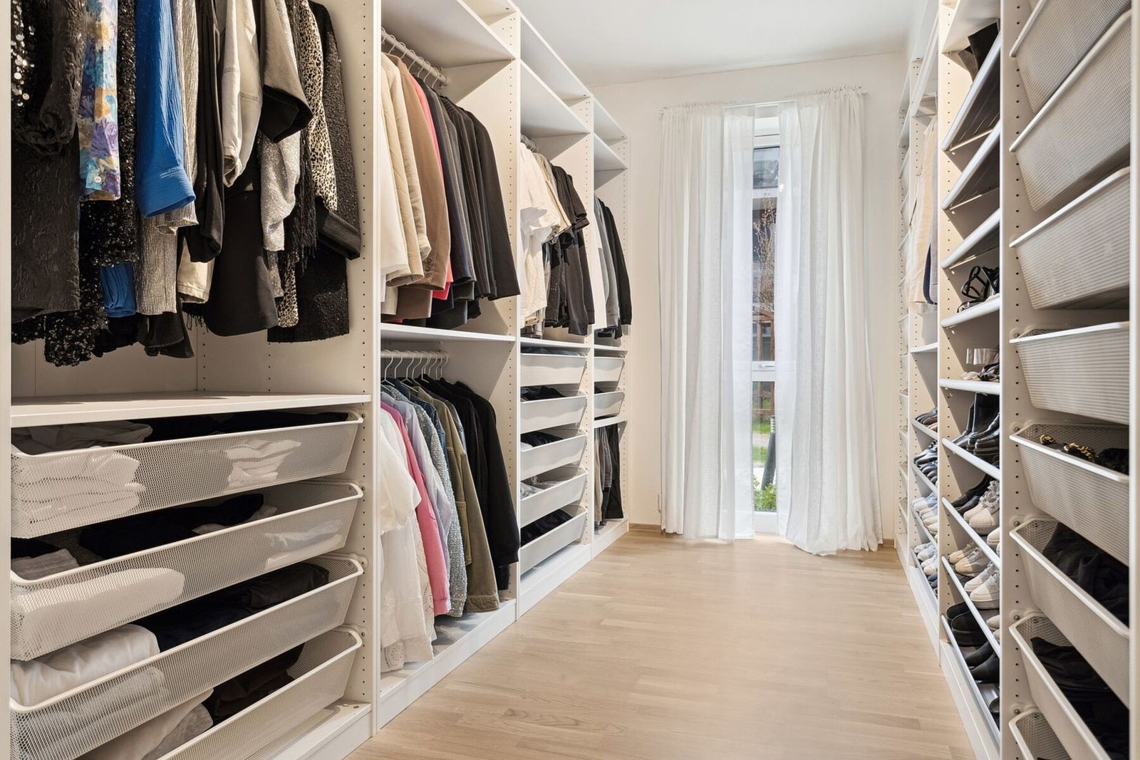 Soverom 1 på 11,2kvm som brukes til garderobe. Rommet er stort og egner seg godt som soverom2. Galleribilde