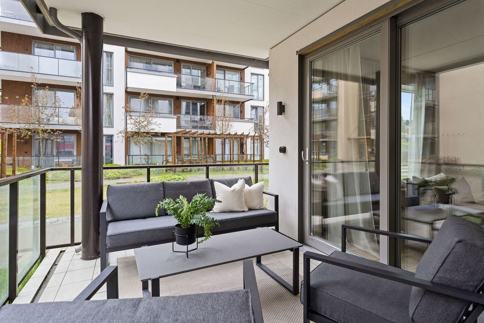 Utgang til romslig balkong. Galleribilde