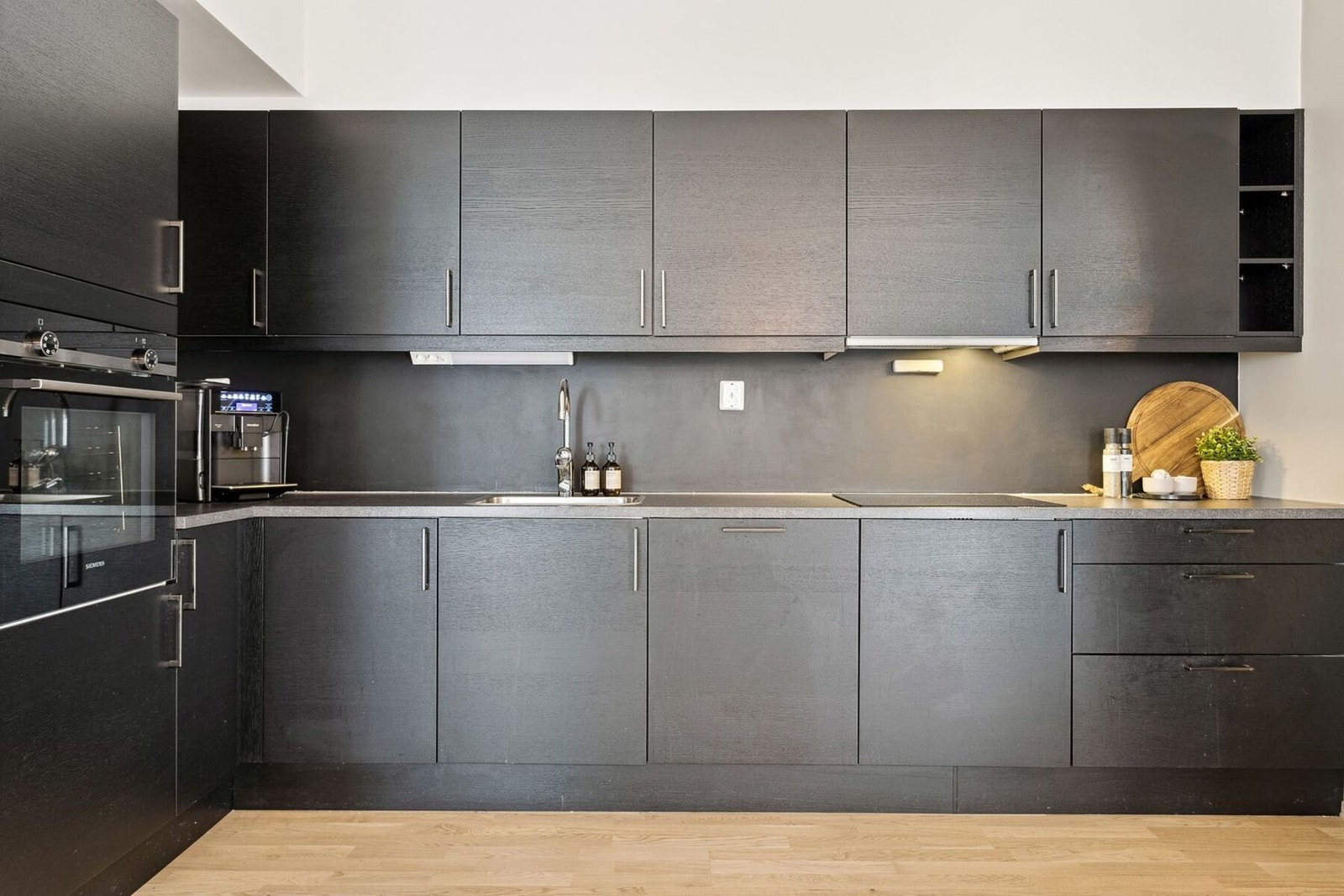 Adskilt kjøkken med mye skap og benkeplass. Galleribilde