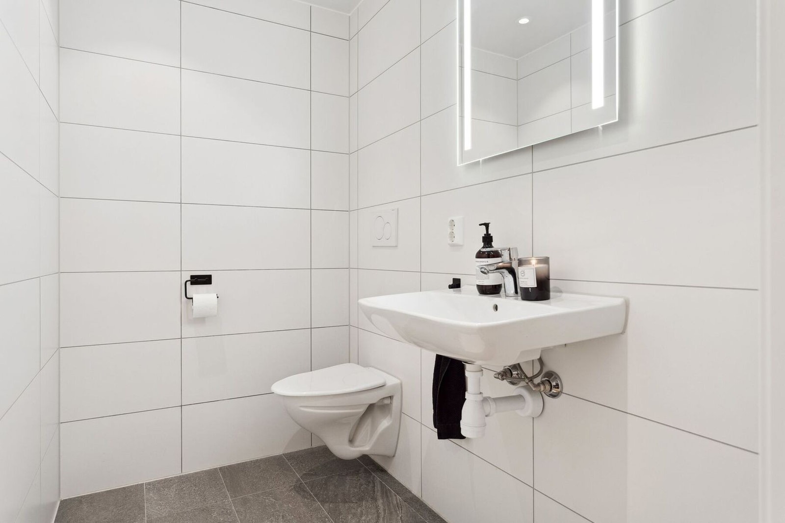 Leiligheten har praktisk adskilt entre. Galleribilde