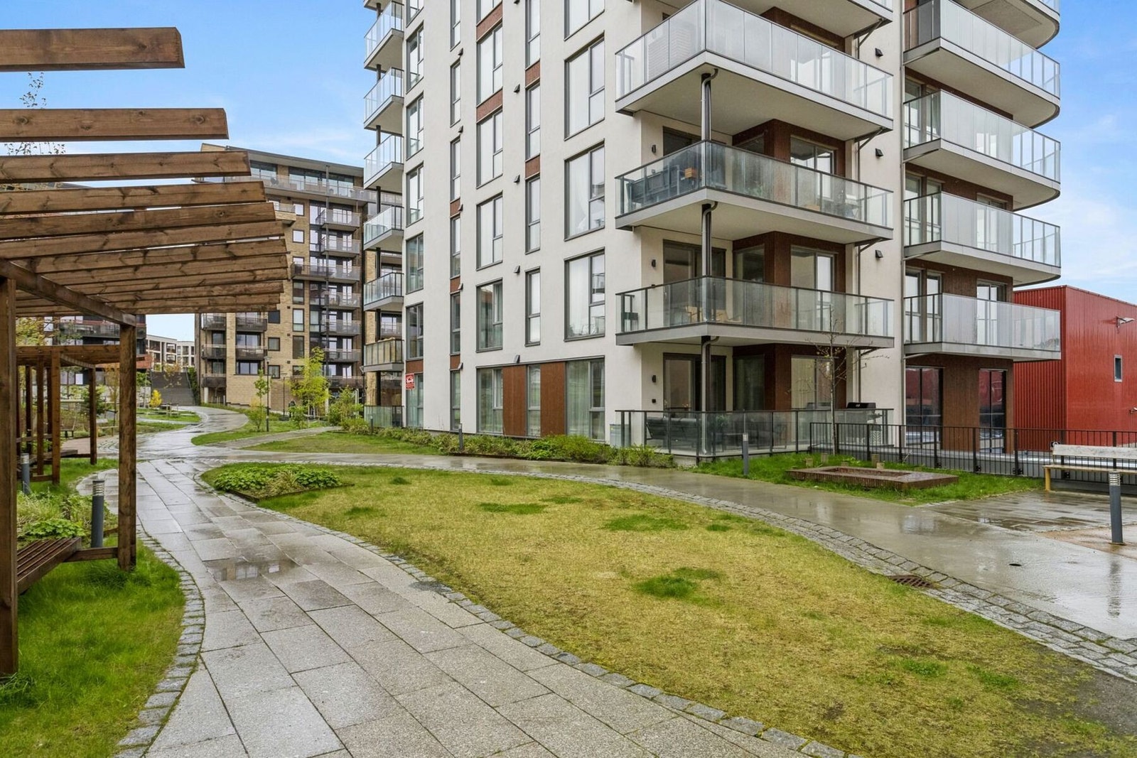 Området er pent opparbeidet med plenareal, prydbusker og sittegrupper. Galleribilde